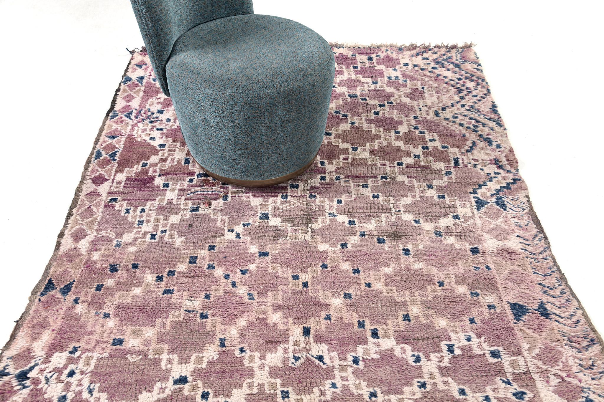 Dieser marokkanische Beni M'Guild Tribe-Teppich im Vintage-Stil mit seinen geprägten, verschnörkelten Elementen und den leuchtenden Farbverläufen von Ziegelstein bis Rost bietet ein atemberaubendes Farbenspiel. Er zeigt eine lebendige Plüschtextur,