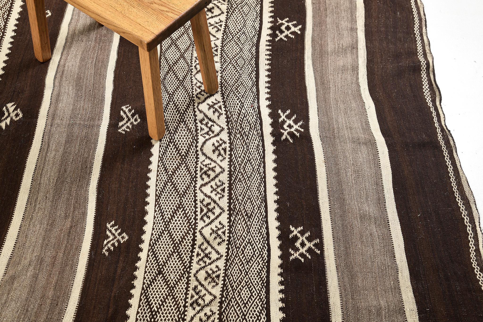 Milieu du XXe siècle Mehraban - Kilim marocain vintage de la tribu berbère du Haut Atlas en vente