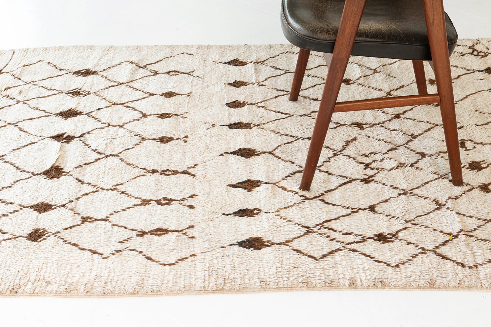 Dieser einladende marokkanische Vintage-Teppich aus dem Mittleren Atlaskreis mit seiner anmutigen Anmut und Charme bietet eine elegante Designästhetik und ein subtiles Farbschema. Das Muster besteht aus braunen, sich kreuzenden Linien, die eine