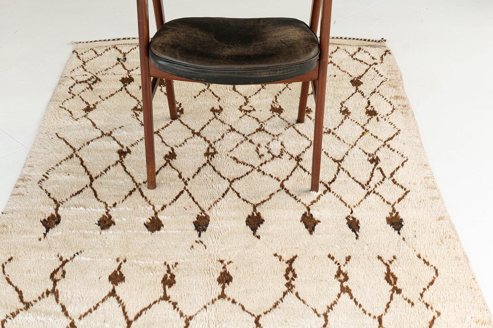 Mehraban Vintage Marokkanischer Teppich mit Stammesmotiv aus dem Mittleren Atlas (Handgeknüpft) im Angebot