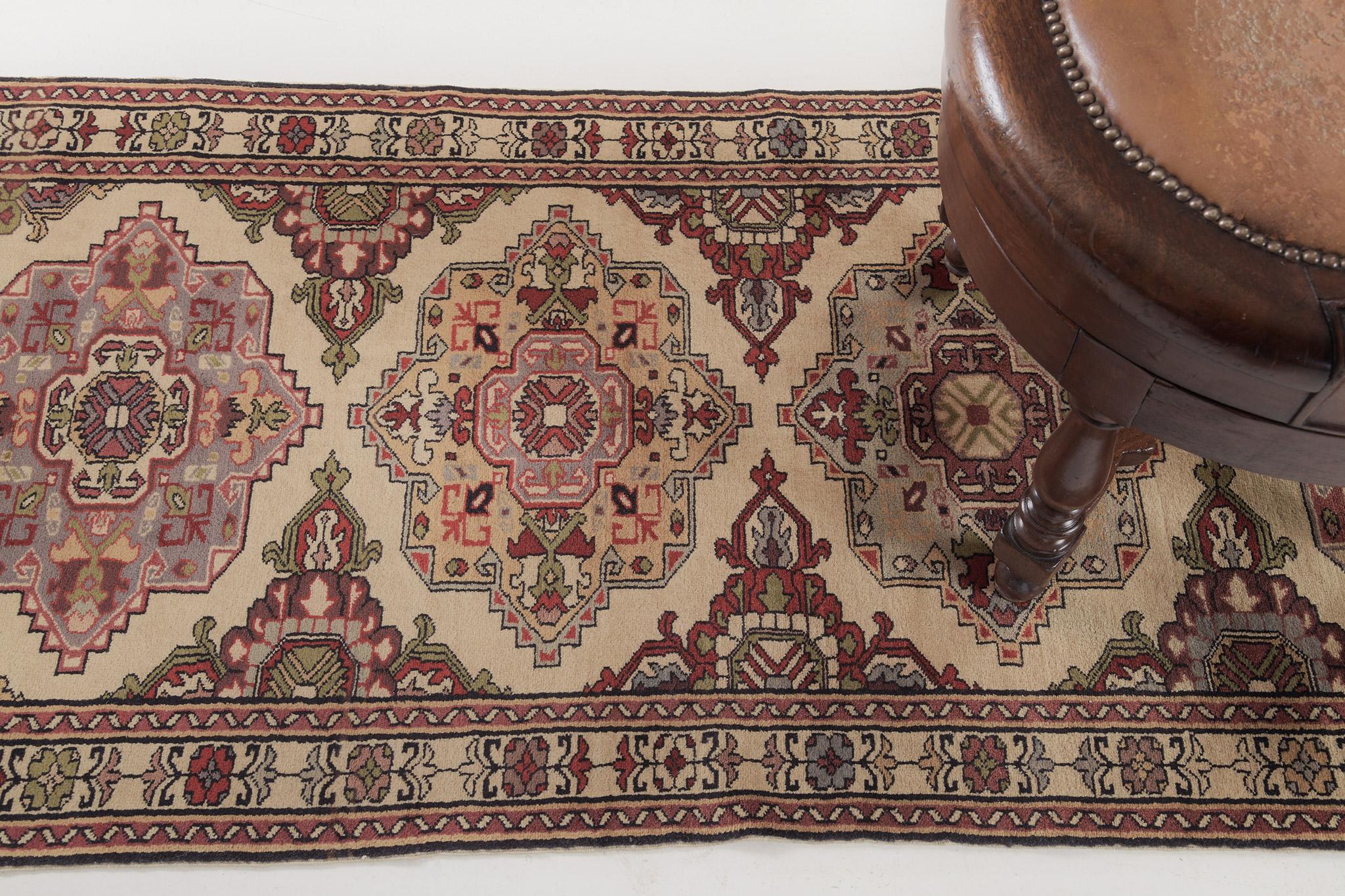 Tapis de couloir persan d'Azerbaïdjan vintage 31284 Bon état - En vente à WEST HOLLYWOOD, CA