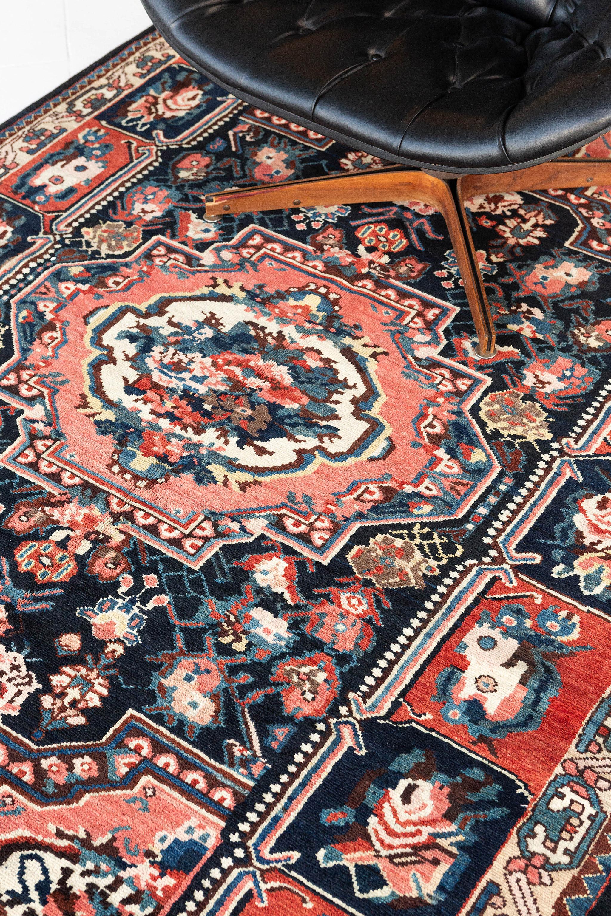 Doté de couleurs très recherchées et d'un style moderne traditionnel, ce tapis persan Vintage Bakhtiari incarne une énergie harmonieuse qui captive l'attention par ses nombreuses couches et son design impeccable. Les fleurs géométriques vibrantes et