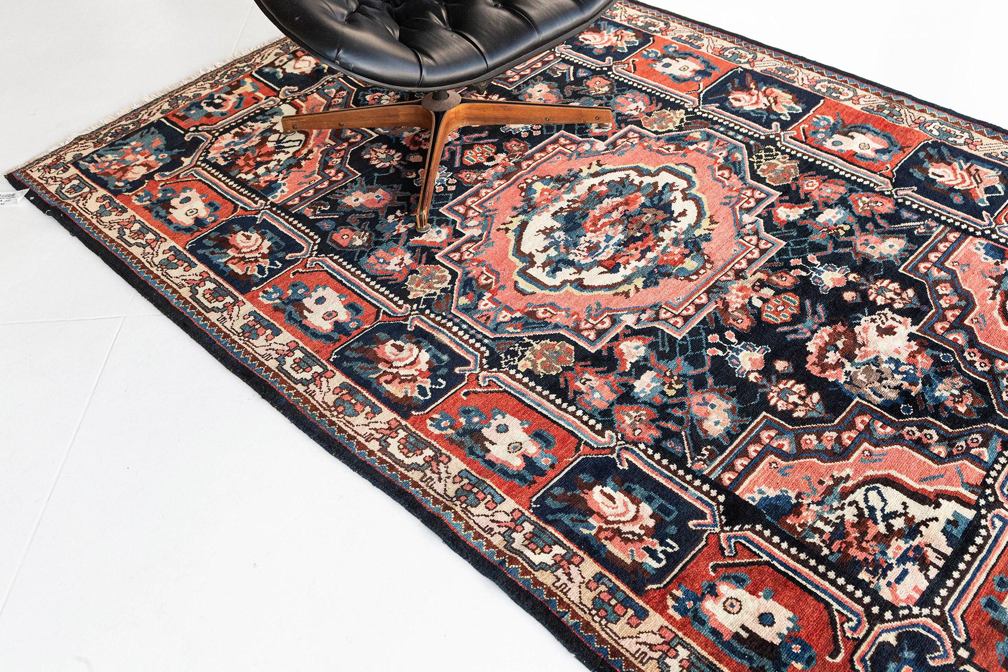Noué à la main Mehraban - Tapis persan Bakhtiari vintage 24764 en vente