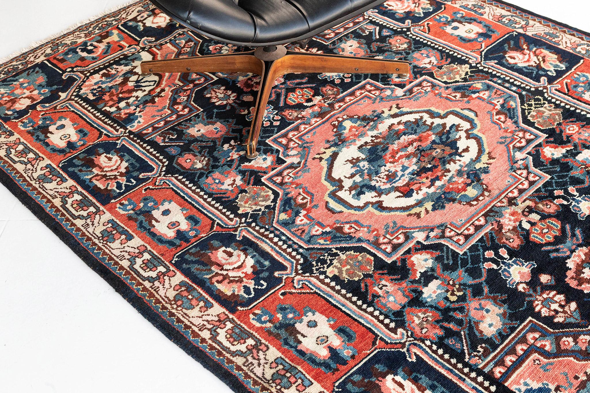 Mehraban - Tapis persan Bakhtiari vintage 24764 Bon état - En vente à WEST HOLLYWOOD, CA