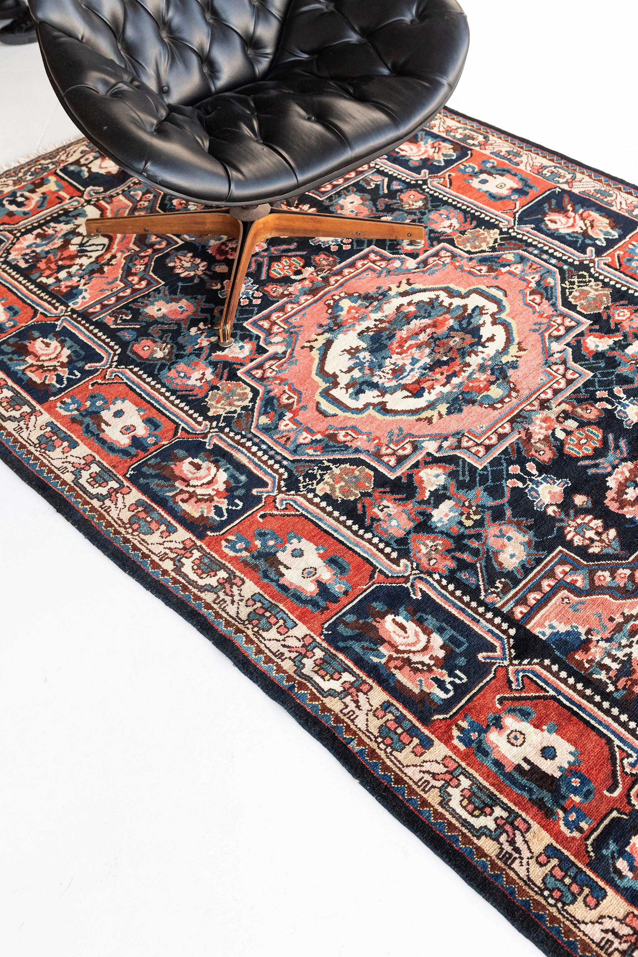 Milieu du XXe siècle Mehraban - Tapis persan Bakhtiari vintage 24764 en vente
