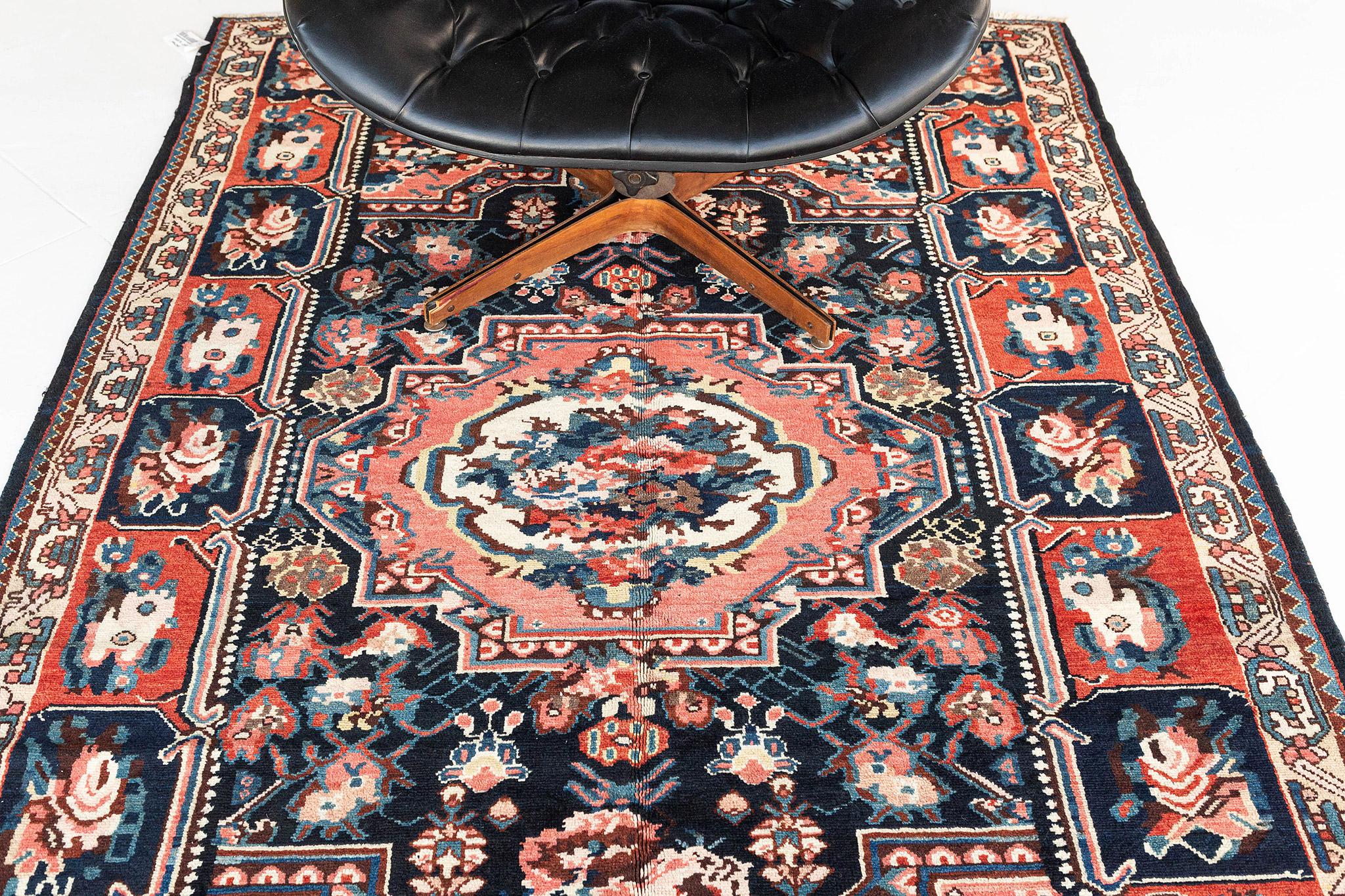 Mehraban - Tapis persan Bakhtiari vintage 24764 en vente 1