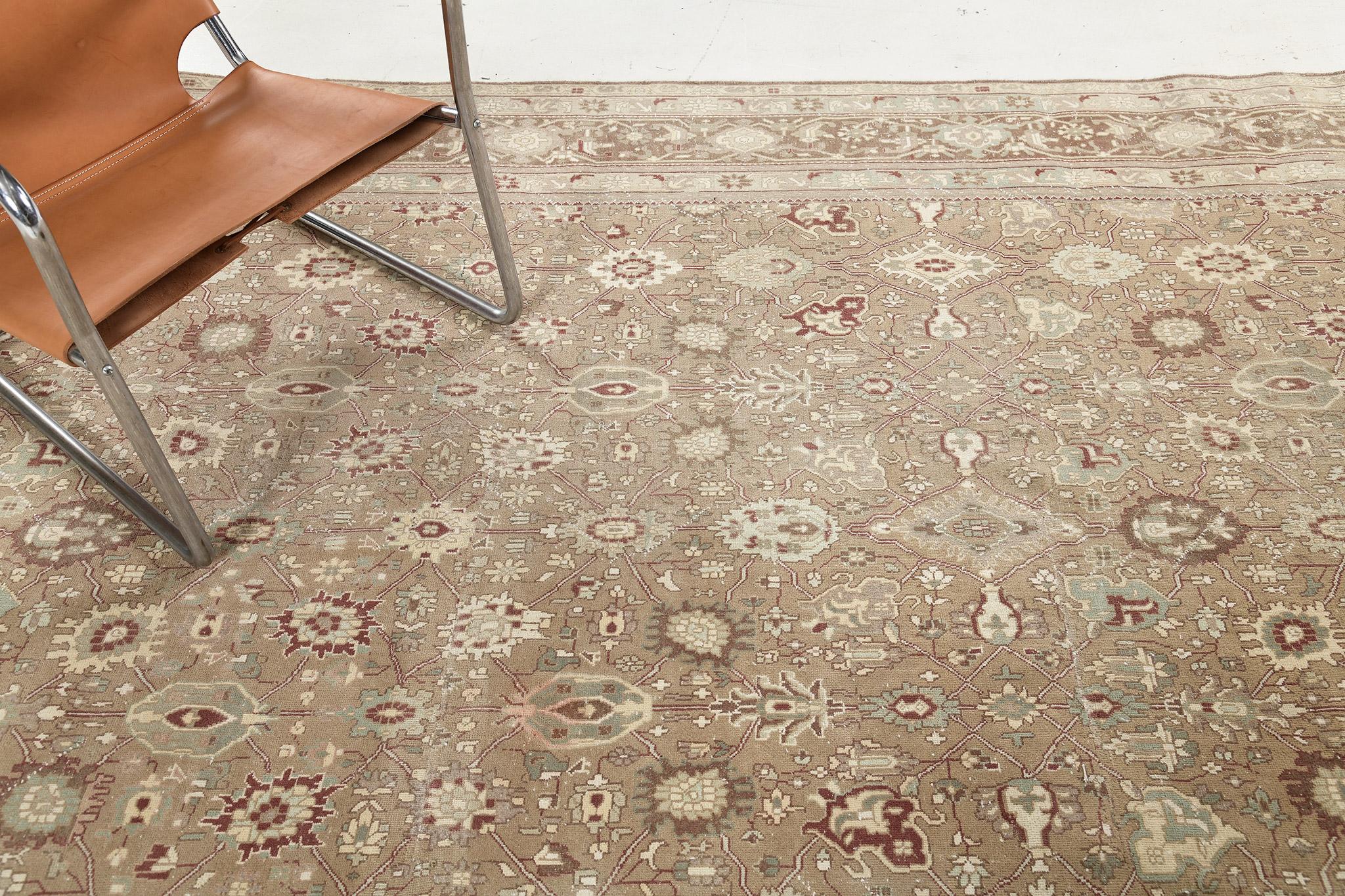Vinos ist eine luxuriöse Wolle, die sich durch ein naturfarbenes Muster auszeichnet. Das schlichte, aber interessante Design wird durch Quasten ergänzt. Er ist perfekt für modern-zeitgenössische Innenräume, die Raffinesse und Eleganz