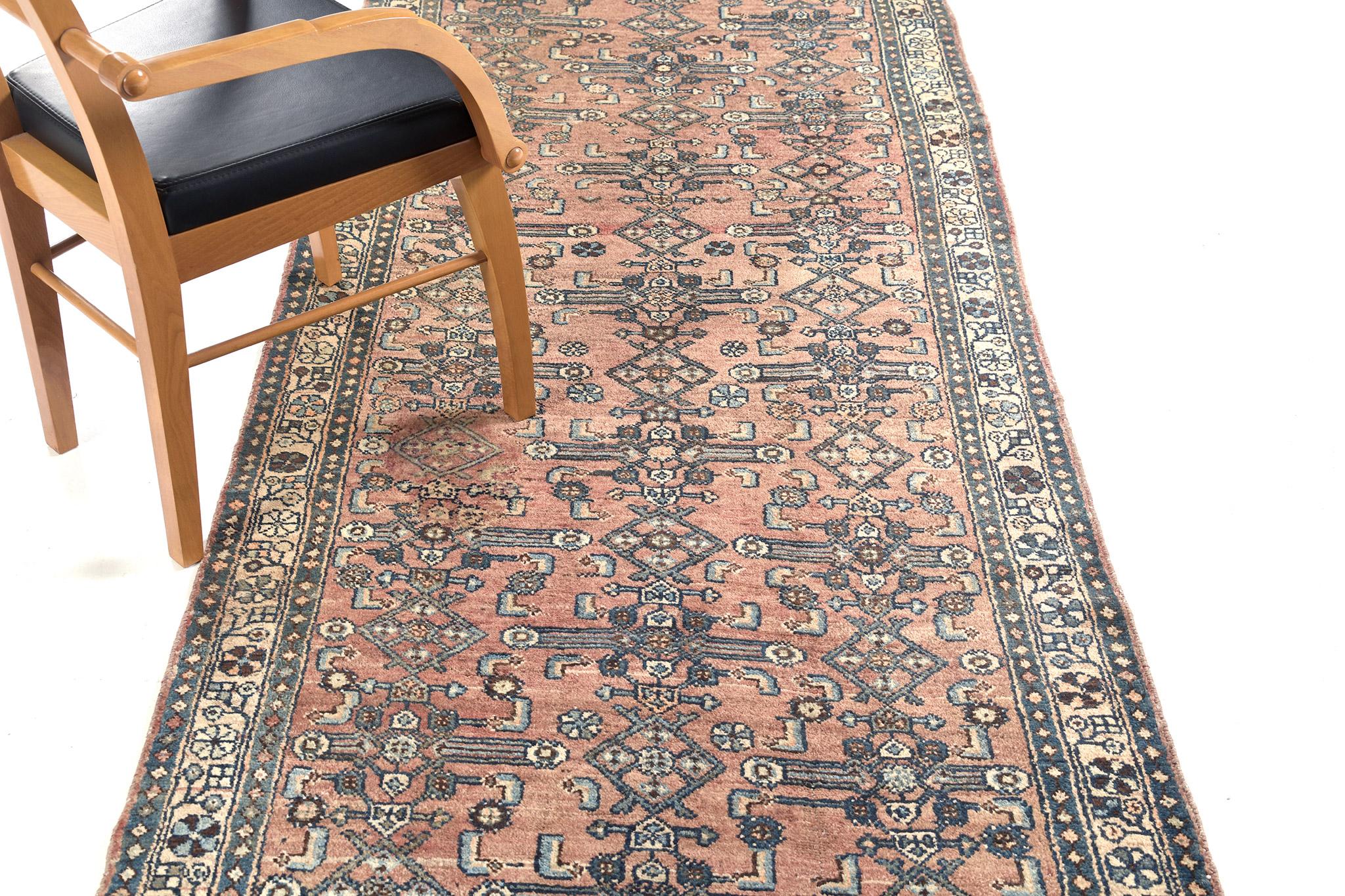 Hamedan est un velours tissé qui présente des embellissements et des motifs méticuleux dans les tons de terre qui apportent un équilibre impressionnant entre le décor moderne du milieu du siècle et le design traditionnel. Le design est