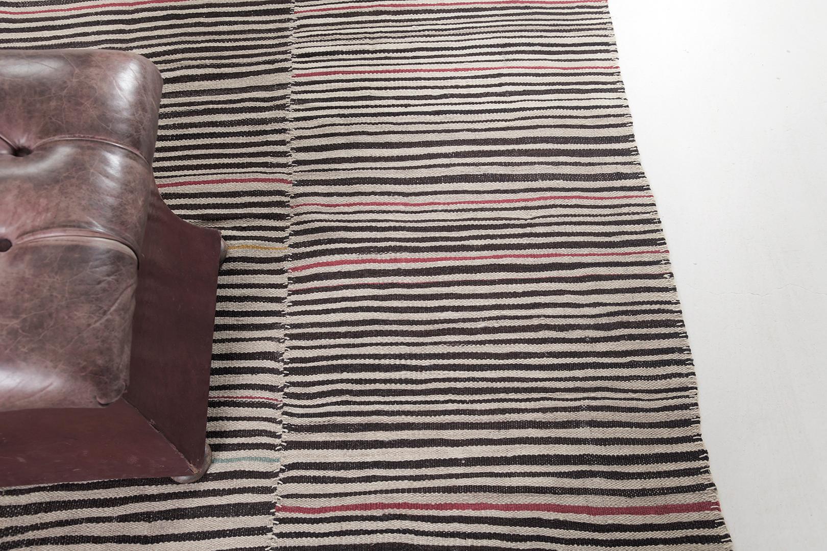 Este kilim persa Jejim es un tejido plano en bandas con tonos alternos de amarillo, rojo, crema, caqui y marrón arcilla en franjas de varias columnas. Los tejidos planos persas se componen de algunas de las mejores lanas y se tejen excepcionalmente