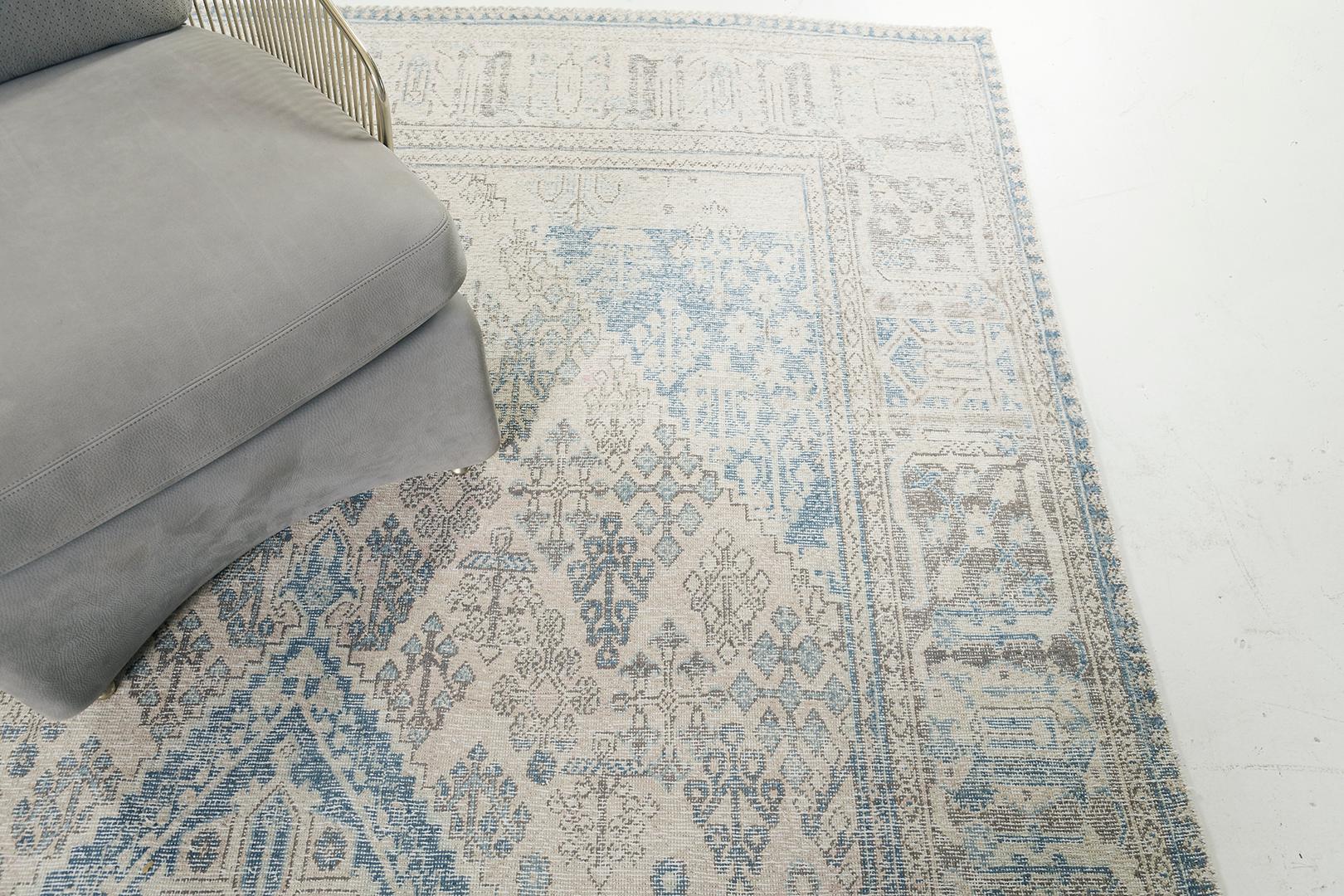 Ein atemberaubender handgesponnener Josheghan-Teppich aus persischer Vintage-Wolle, der jeden Designer dazu verführt, sein Zuhause mit einem raffinierten Touch zu gestalten. Die Farbbalance von Elfenbein und Azulblau dieses Meisterwerks ergänzt sich