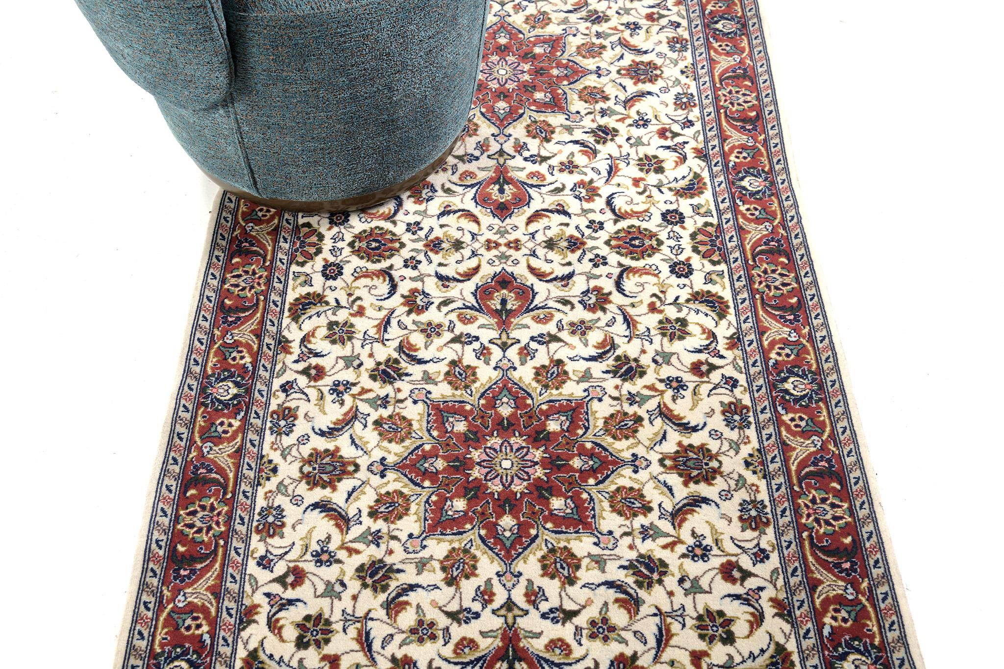 Ein prächtiger persischer Kashan-Teppich im Vintage-Stil, dessen Design auf jedem Quadratzentimeter eine atemberaubende Wirkung entfaltet. Dieser wunderbare Teppich präsentiert majestätisch eine Reihe von Rosettenmedaillons, die sich über ein