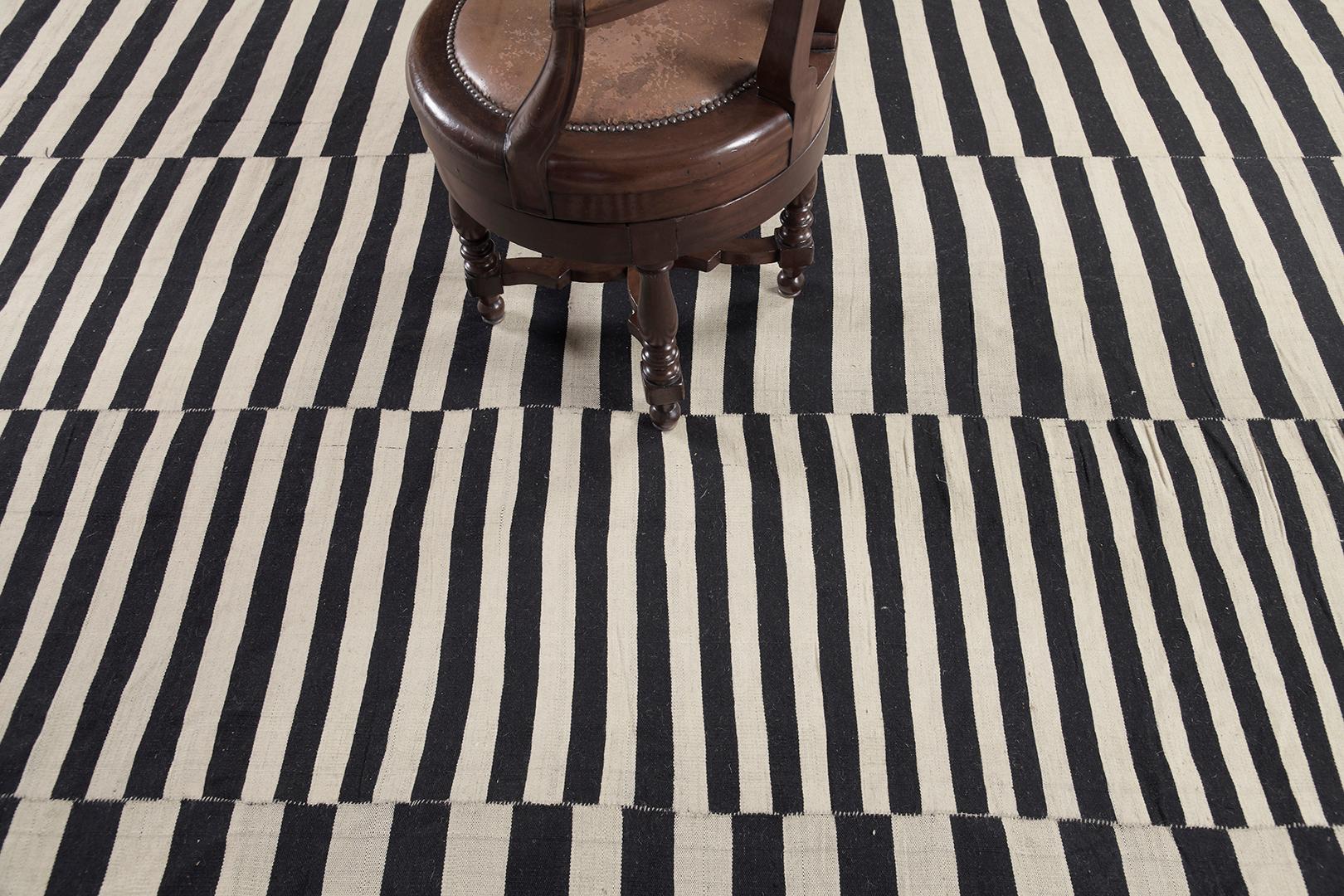Mehraban Vintage Persian Kilim Flat Weave Rug In Good Condition For Sale In WEST HOLLYWOOD, CA