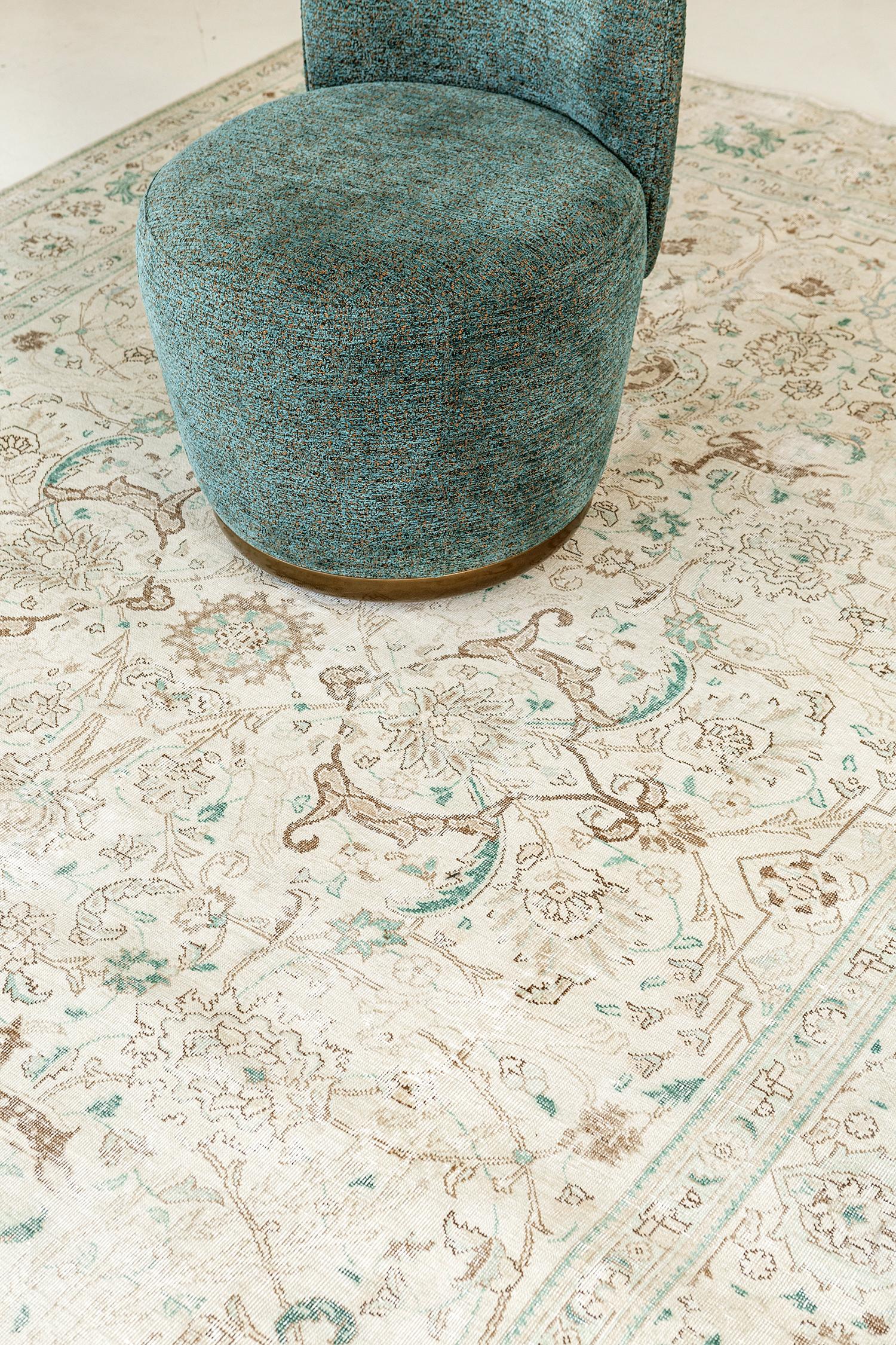 Ein verführerischer persischer Vintage-Tabriz-Teppich mit unzähligen Formen, die sich in einem schönen Tanz der Kontraste und Kompositionen ergänzen. Dieser zeitlose Teppich in den majestätischen Erdtönen Elfenbein, Zedernholz und Ozeanblau besteht