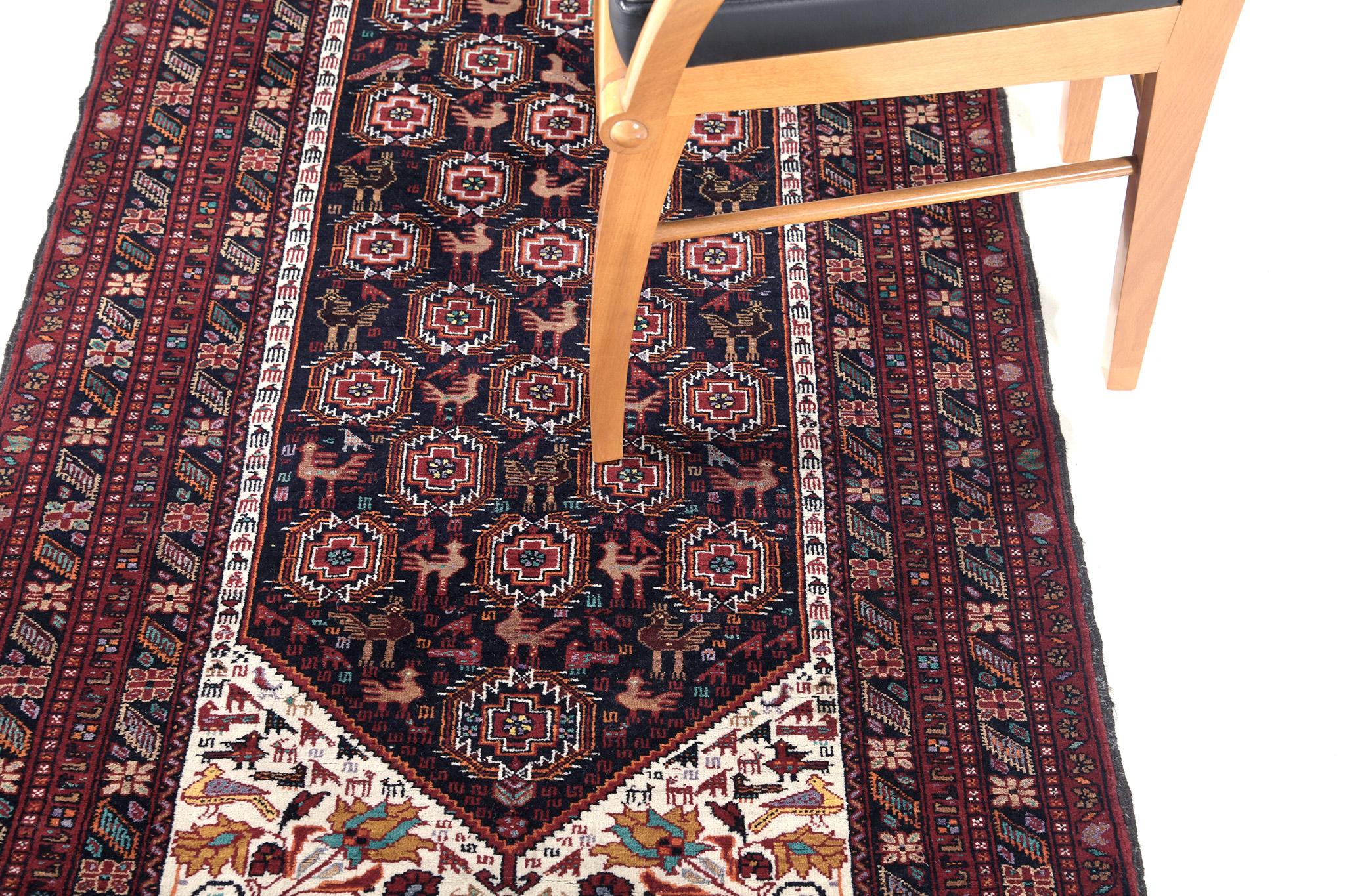 Un Turkoman persan d'époque qui présente un motif de panneaux géométriques symboliques. La protection, la confiance et la défense incarnent la signification globale de ce tapis majestueux rendu dans les agréables nuances du grenat, de la brume