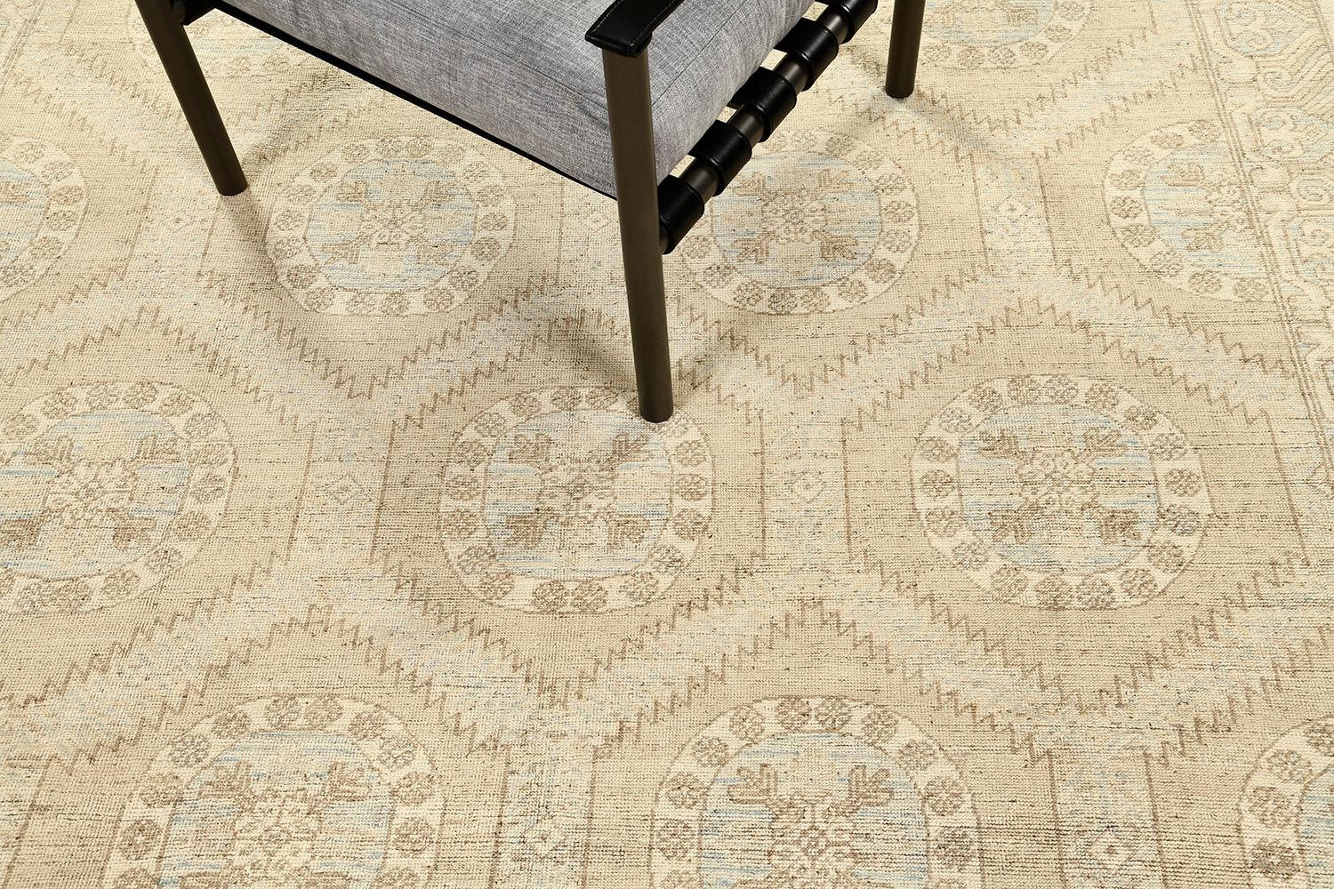 Una cautivadora alfombra de diseño artesanal de estilo vintage que recuerda a un entramado de nido de abeja. La celosía abarca hileras hexagonales que incorporan series de motivos botánicos circulares en su interior. Con sus bordes artísticos, esta