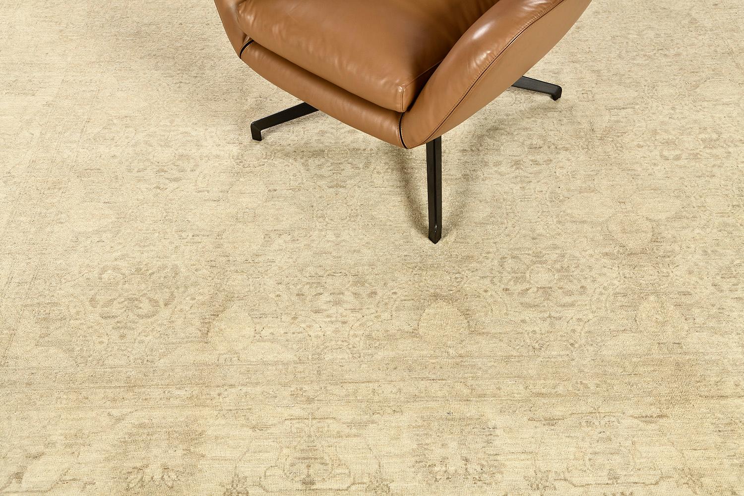 Ein fesselnder Teppich im Vintage-Stil im Arts and Crafts Design, der an den Frühling erinnert. Das Muster besteht aus botanischen Elementen, die sich mit blühenden Palmetten und Blumen auf anmutige Weise abwechseln. Umgeben von zierlichen Bordüren,