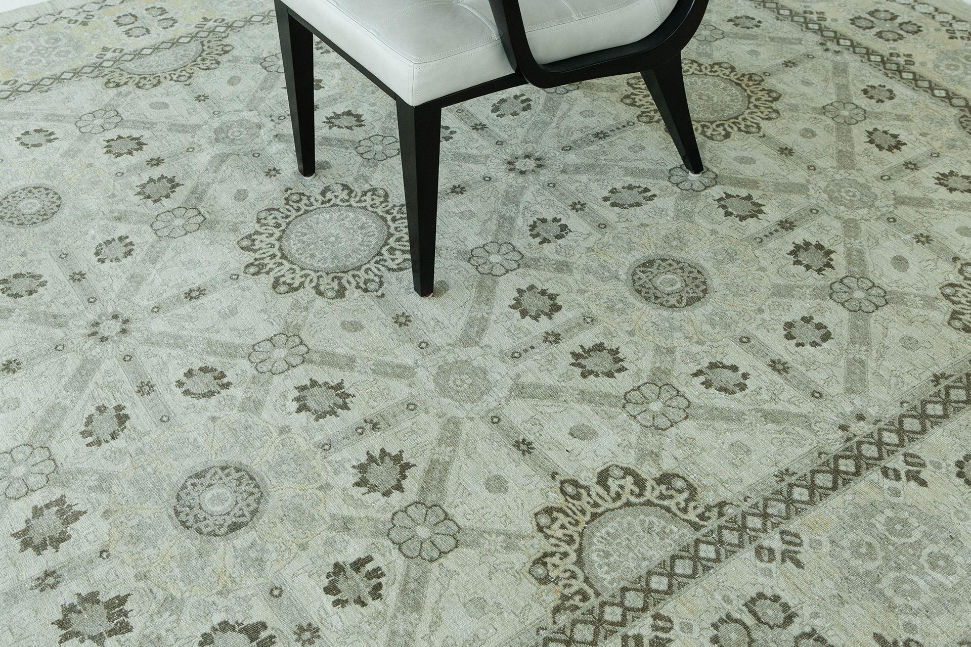 Avec ce tapis Arts and Crafts élégant et sophistiqué de style vintage, vous pouvez donner à votre salon un ultime coup de jeune. Ce tapis rectangulaire est fabriqué en laine et présente un motif de treillis de diamants avec des motifs complexes sur