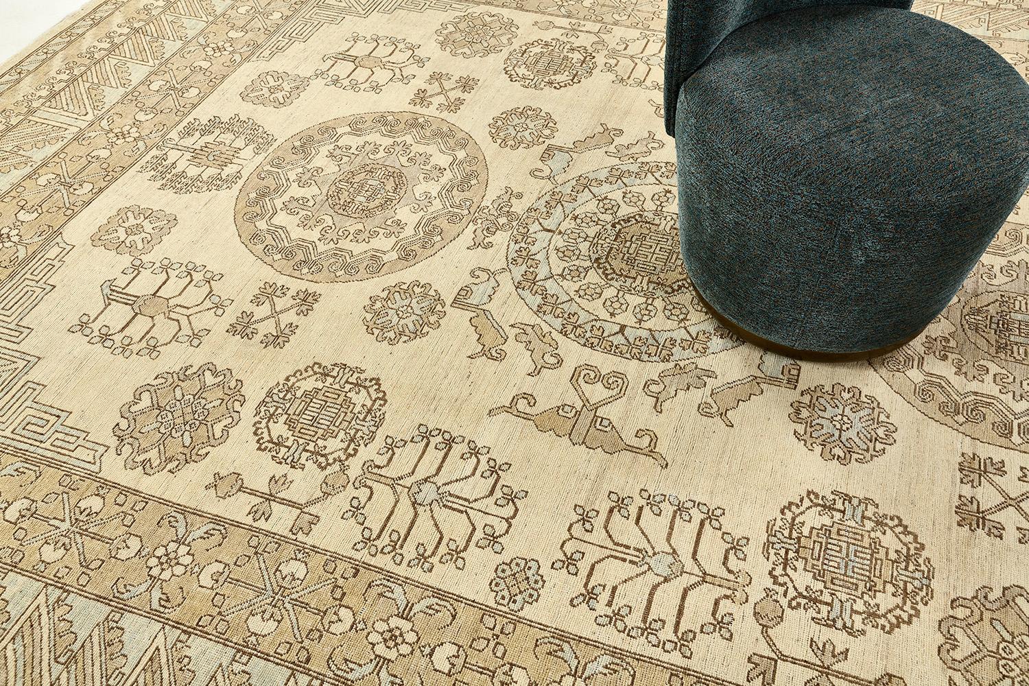 Un élégant renouveau du tapis Khotan qui présente des tons doux et sourds d'ivoire, de camel et de bleu poussiéreux. Ce tapis exceptionnel a été tissé avec passion avec de la laine filée à la main et a été coloré avec des teintures naturelles. Du