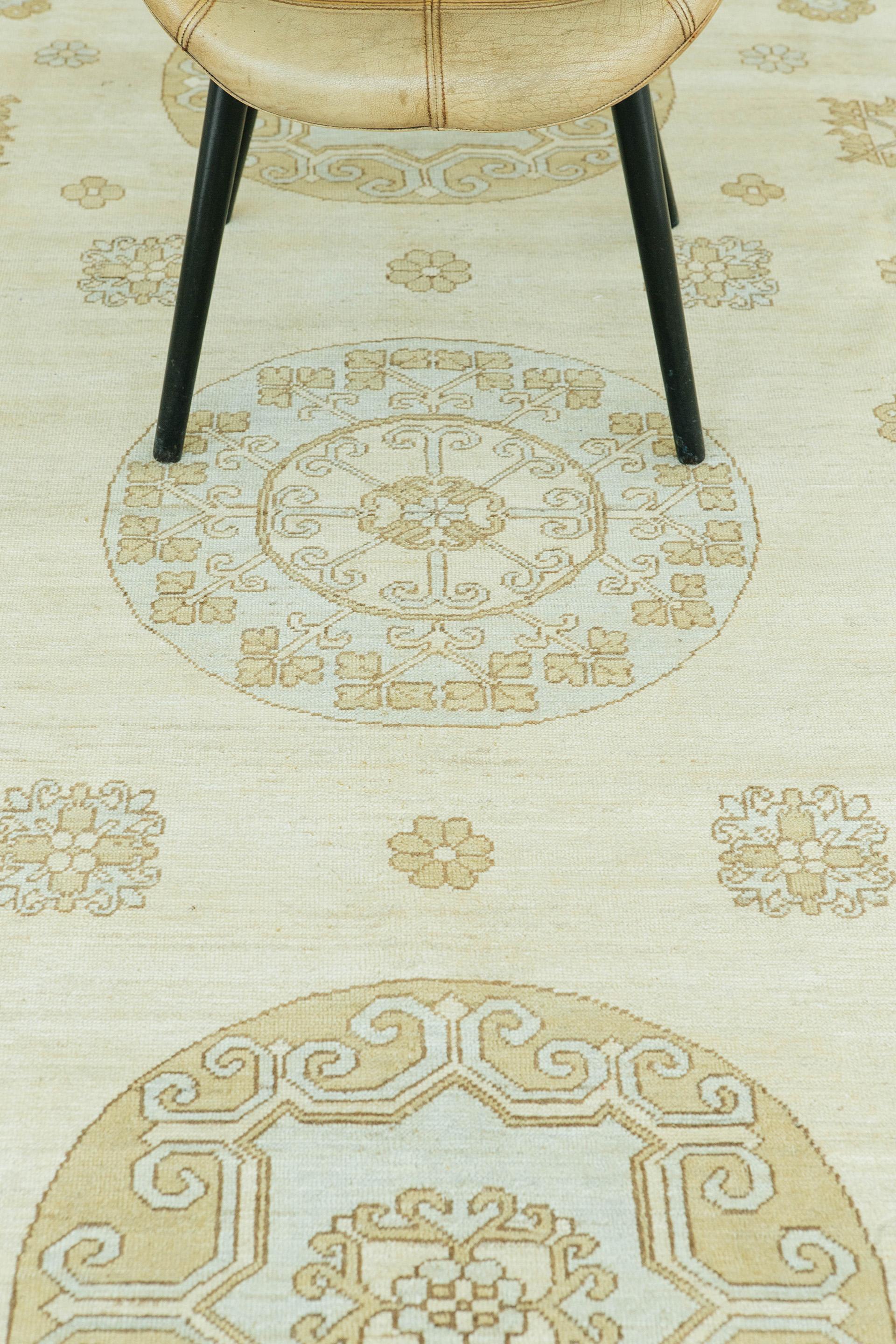 Un renacimiento de Khotan del siglo XVIII que es a la vez elegante y sofisticado para cualquier espacio. Esta recreación tiene bordes intrincados y diseños geométricos en los tonos suaves tradicionales de las alfombras Khotan. Esta alfombra es