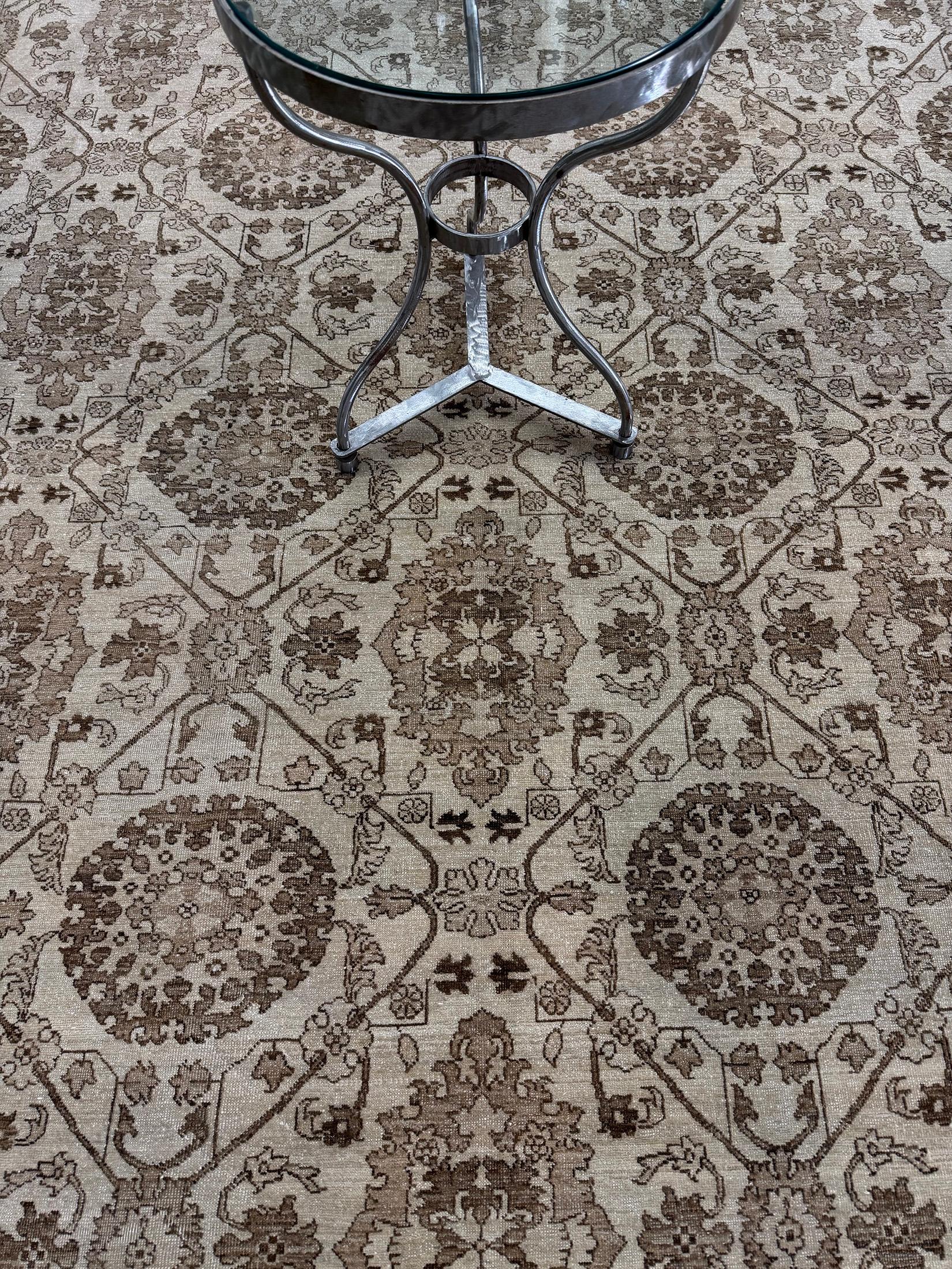 Ce ravissant renouveau du tapis Mahal a créé un motif impressionnant. Avec ses tons neutres bien coordonnés et sa palette de brun ombragé, cet élégant tapis est composé d'éléments floraux enchanteurs formant différents médaillons grandioses qui