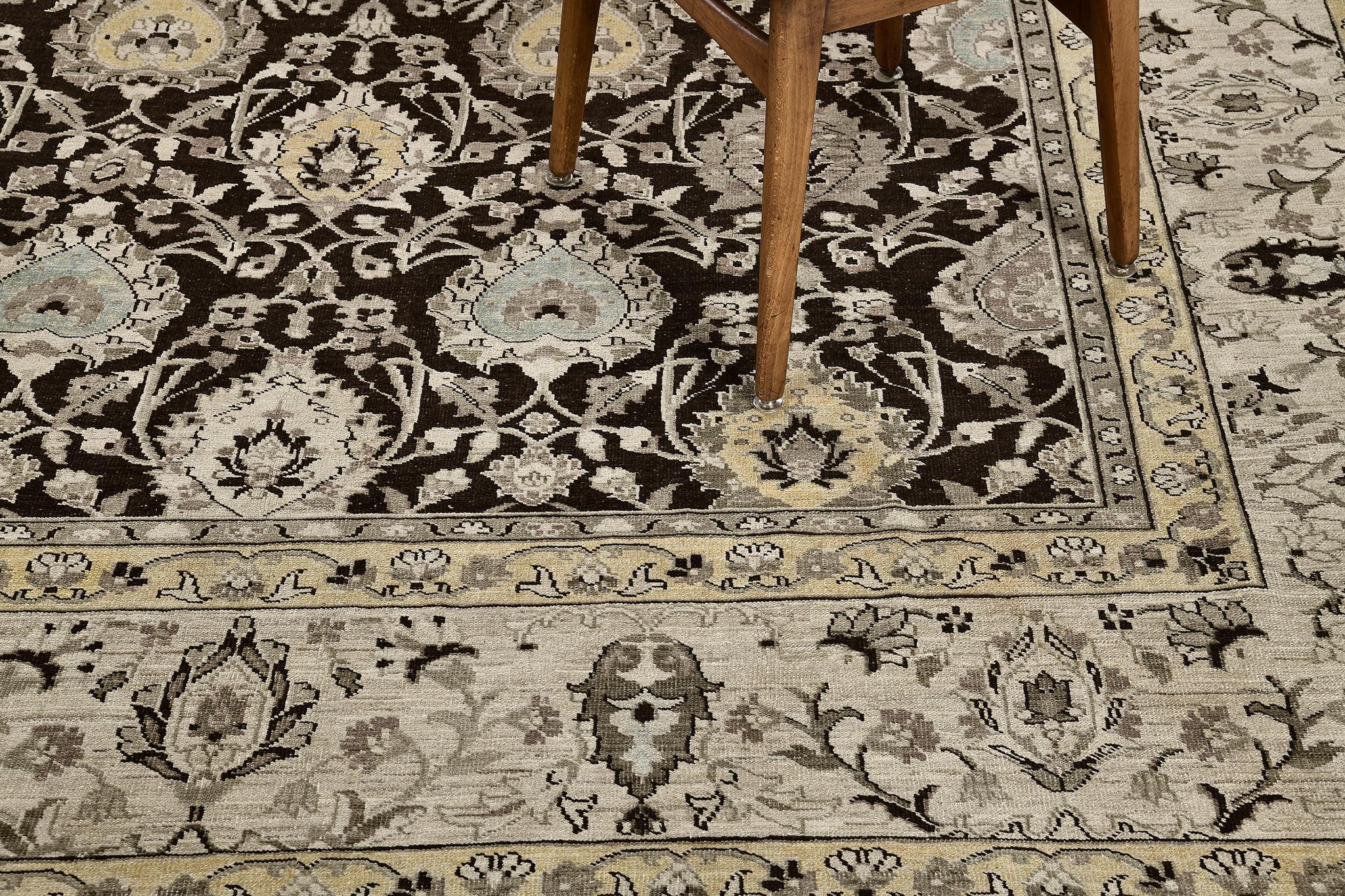 Un refinado renacimiento de la alfombra de diseño Mahal que presenta una elegancia atemporal y un encanto nostálgico. Esta encantadora alfombra está rodeada por una cenefa botánica flanqueada por bandas protectoras interiores y exteriores. El campo