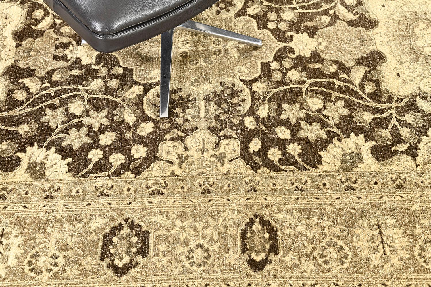 Dancing with the emanating motifs, neutral tones are featured that enhanced the charm of Mahal Rug in a style of vintage and captured. Beautiful symmetry is placed around its borders to add an elegant impression that will matter every glance of your