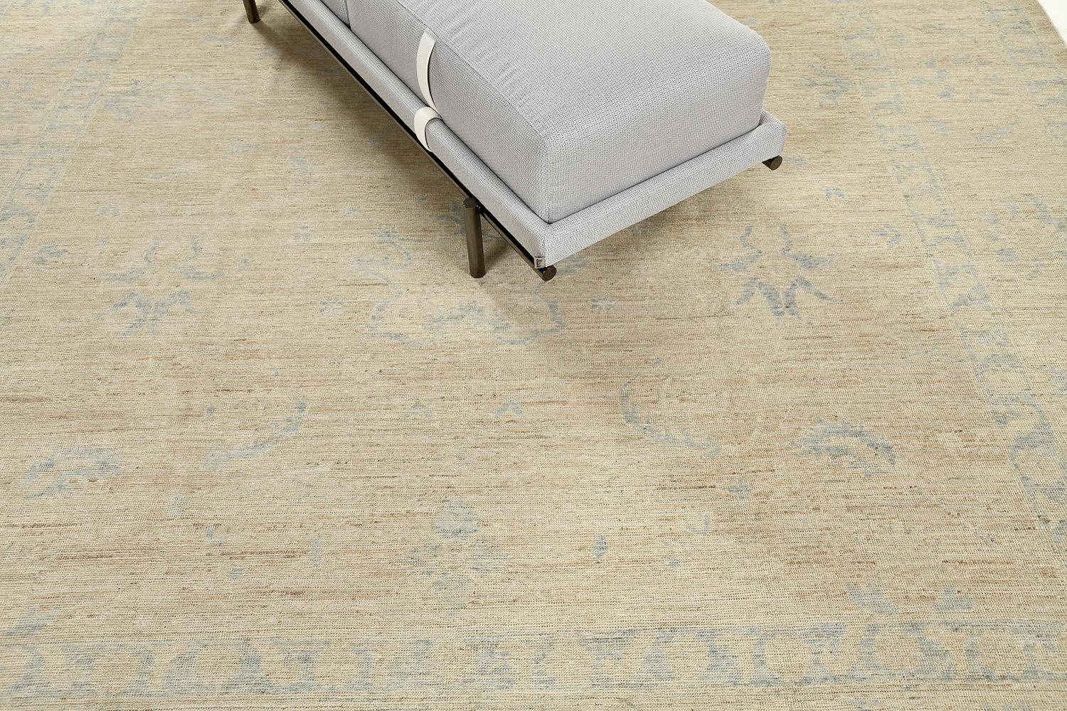 Ce tapis Oushak Design exceptionnellement tissé présente des motifs botaniques de palmettes en fleurs qui sont simultanément affichés sur tout le magnifique champ de sable, ce qui donne une impression captivante d'expertise dans les motifs