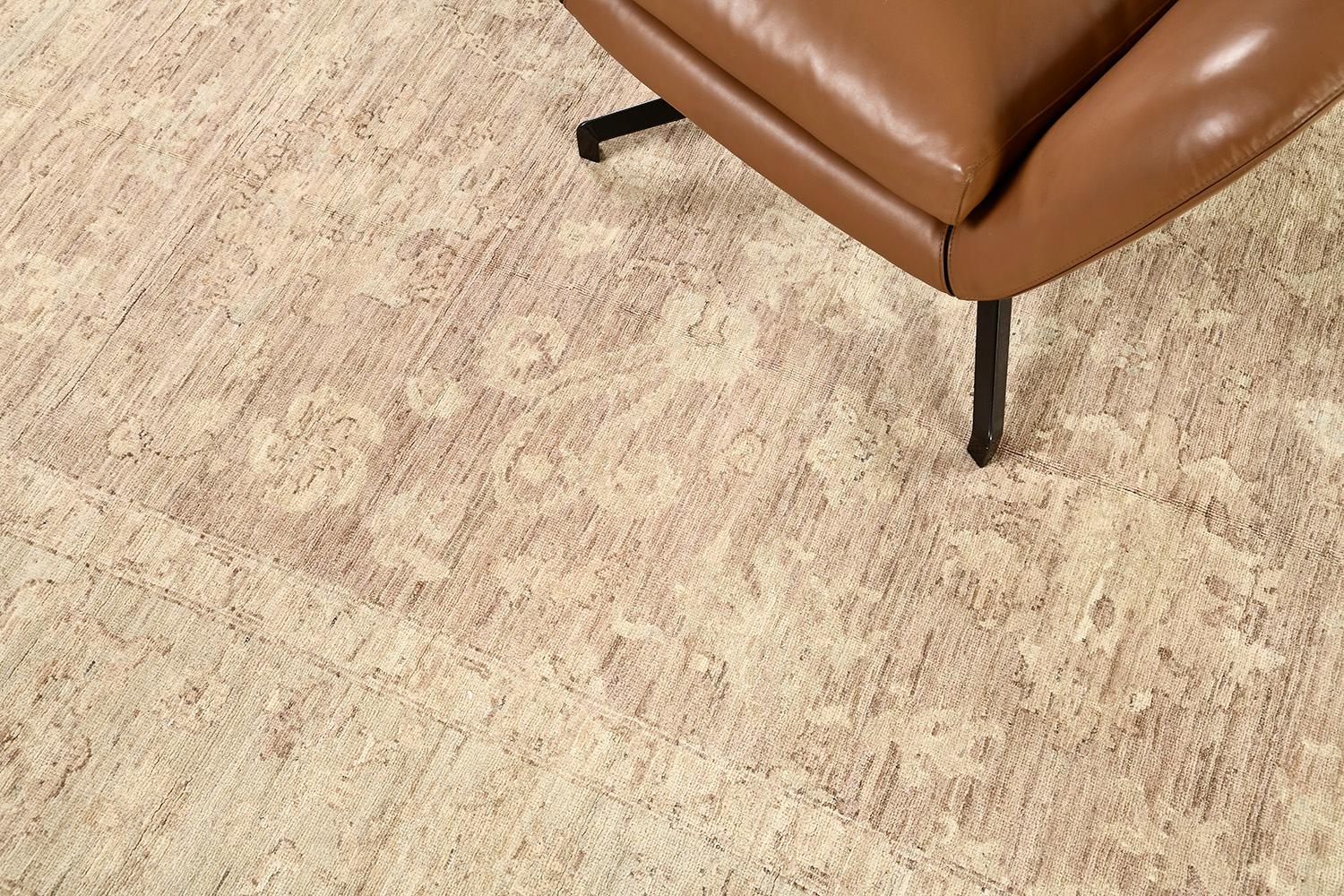 Un fenomenale revival del tappeto Oushak è caratterizzato da toni neutri di campo e contorni morbidi di motivi cupi e volute. Crea un equilibrio di anima, dall'arredamento moderno al design contemporaneo. Riempi il tuo spazio che ogni designer