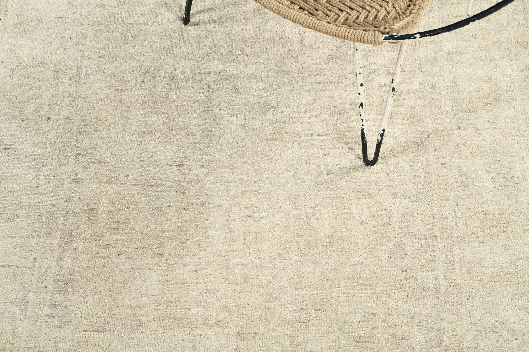 Un tapis rénové phénoménal dans une palette de couleurs satisfaisante composée de taupe et d'ivoire. Les palmettes épanouies, les divers éléments floraux, les feuilles dentelées et les rinceaux de vigne sont entourés d'une bordure ornée flanquée de