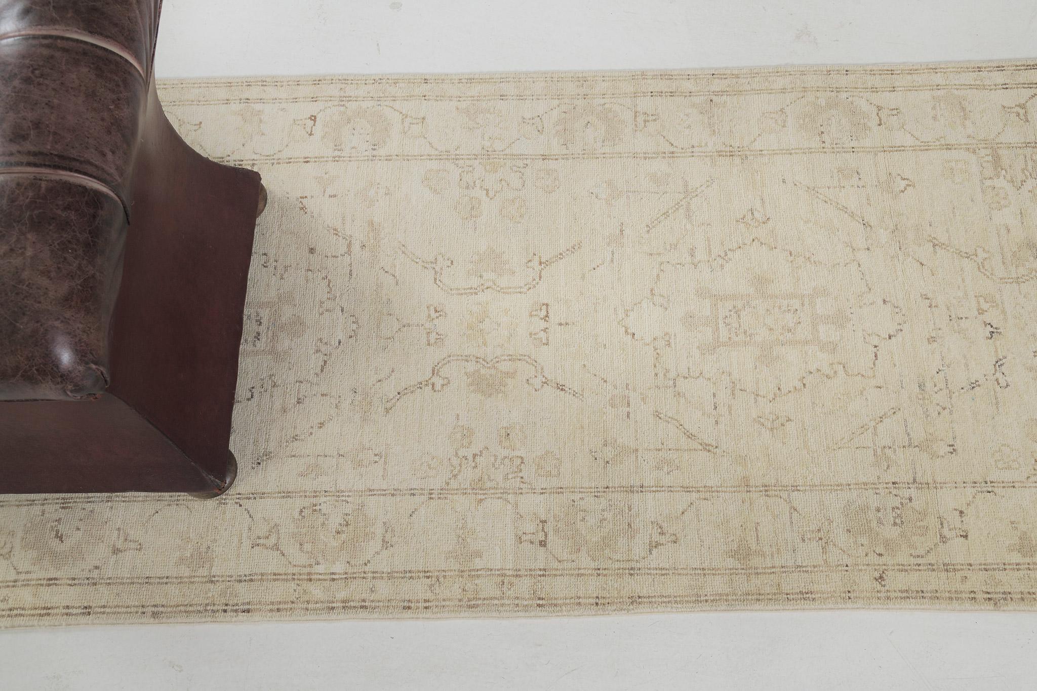 Questo runner Sultanabad in stile vintage è caratterizzato da dettagli di reticoli floreali, viticci e splendidi abbellimenti ben coordinati con accenti dorati. Il fascino senza tempo che emana rende i tuoi interni sofisticati e dal design lussuoso.