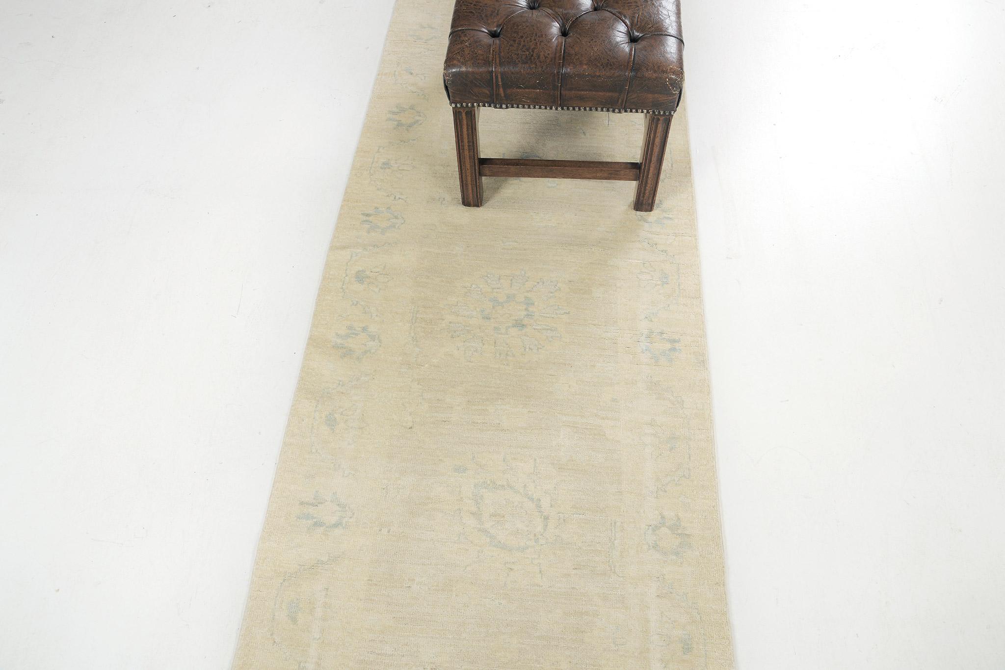 Questo runner Sultanabad in stile vintage della nostra collezione Rapture è stato realizzato in lana filata a mano e tessuto meticolosamente. Tutte le palmette fiorite, i viticci frondosi e i bordi floreali stilizzati circondavano elementi floreali