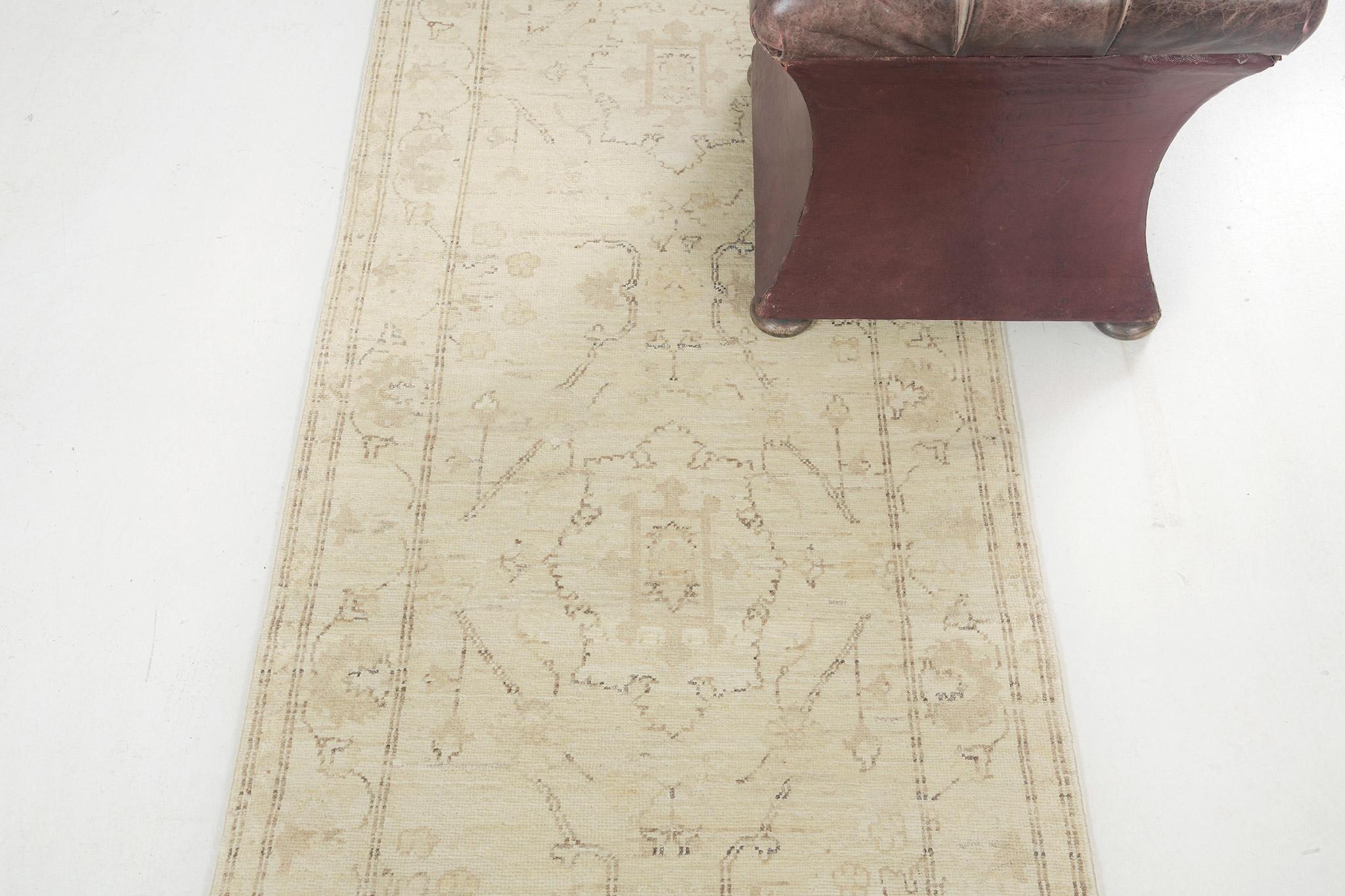 Annodato a mano Runner di design Sultanabad della collezione Rapture in stile vintage di Mehraban in vendita