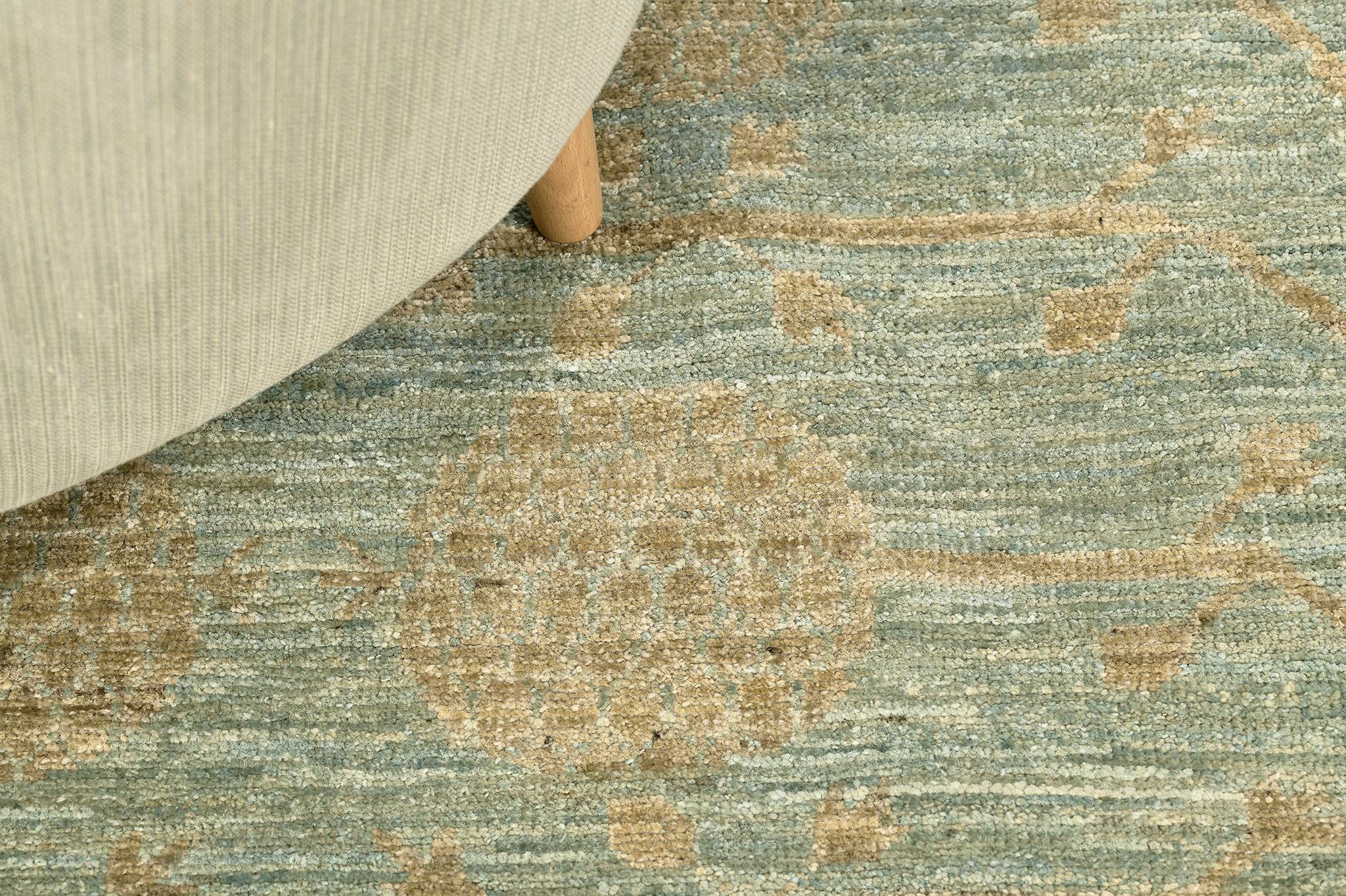 Dieser elegante Teppich aus der Collection'S Safira zeichnet sich durch ein Allover-Muster mit majestätischen Granatapfelmotiven aus, die von verschlungenen Ranken umgeben sind. Durch die Verwendung von warmen Farben wie Staubblau und Kamel setzt