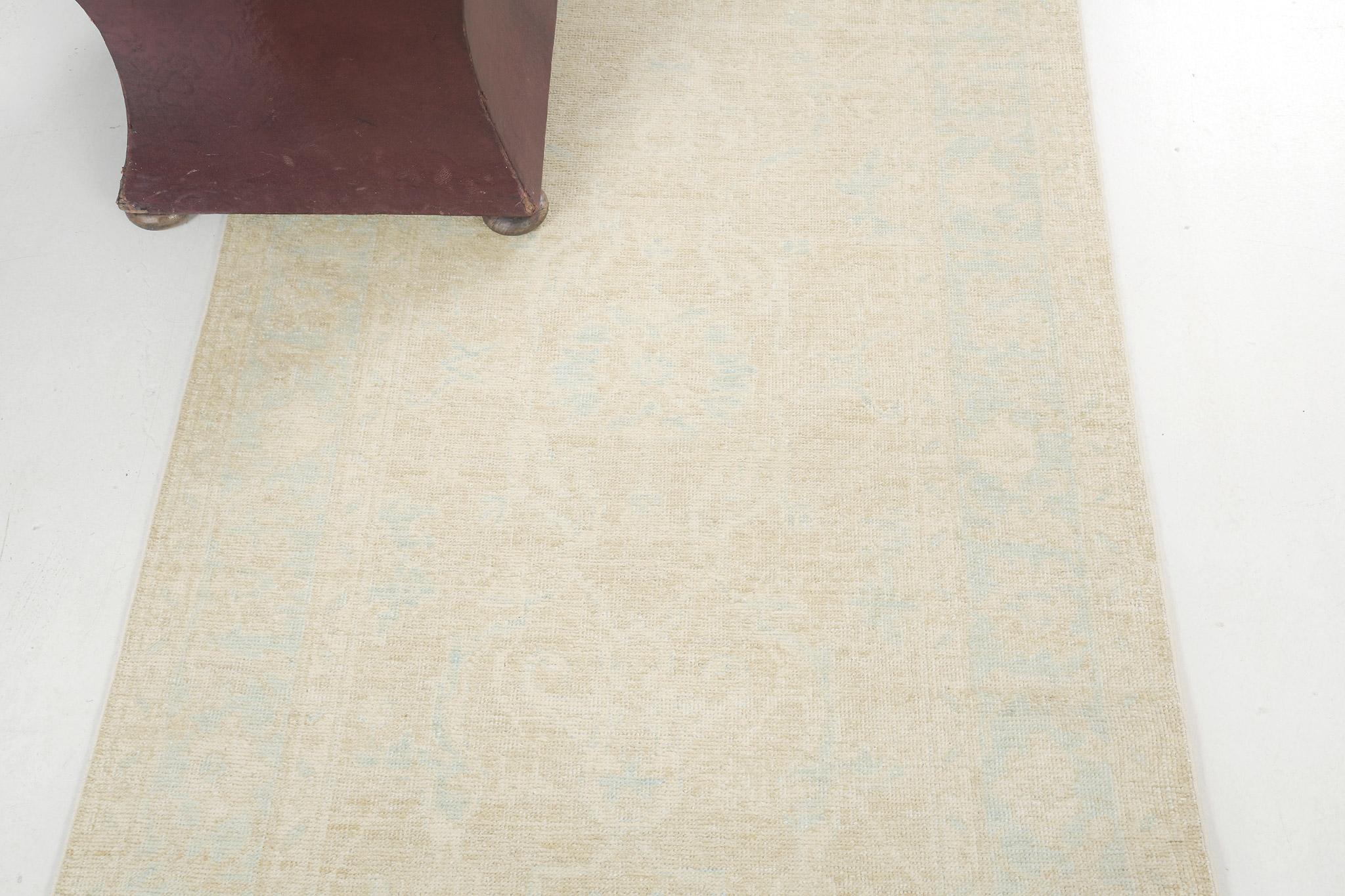 Un incredibile capolavoro della nostra collezione Safira, dai toni neutri che completano il blu tenue degli elementi e delle volute glamour. Crea un equilibrio di anima, dall'arredamento moderno al design contemporaneo.

Numero del