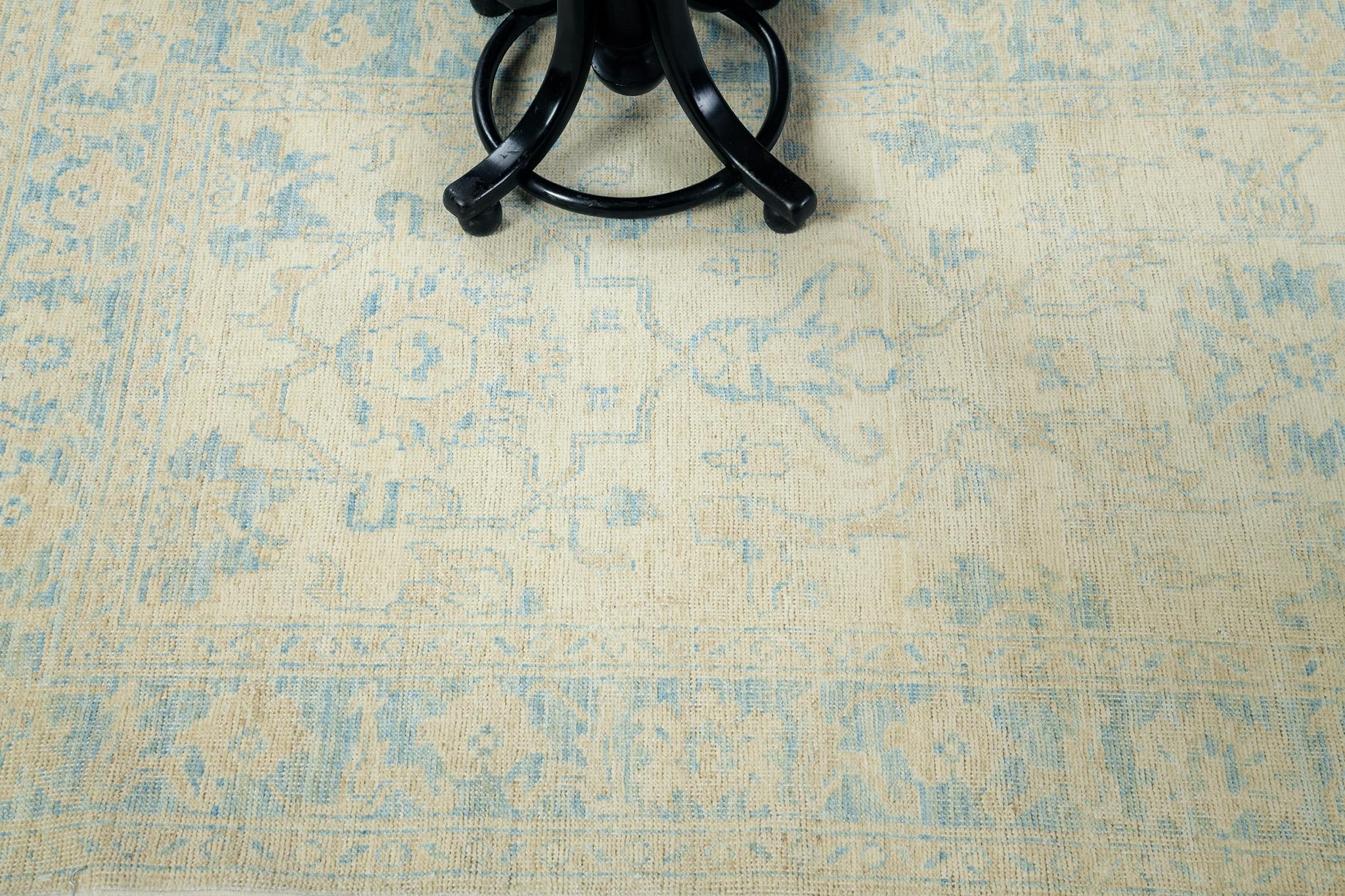 Un'impressionante rivisitazione in stile vintage della lana filata a mano della nostra collezione Safira è arrivata e ha dimostrato la sua versatilità. Questo tappeto è flessibile per qualsiasi arredamento di casa. Motivi stilizzati e disegni