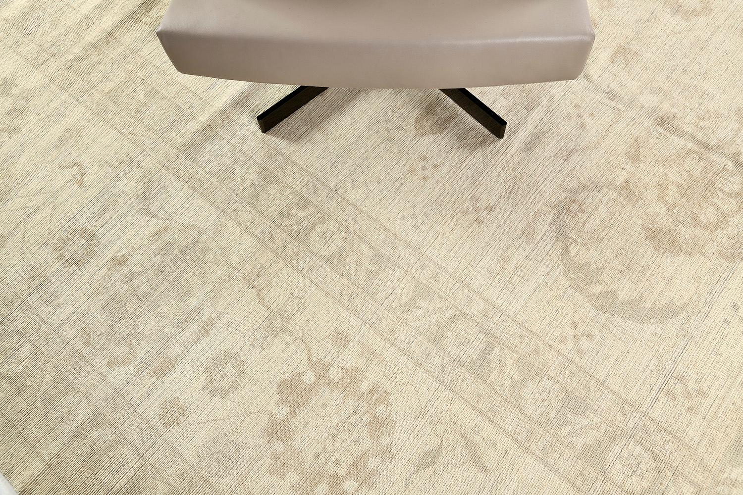 This enchanting timeless Sultanabad rug has an asymmetrical design that makes the rug unique. A one of a kind rug that makes your interior more fascinating. Neutral tones feature even the smallest details of the patterns and motifs. It looks edgy