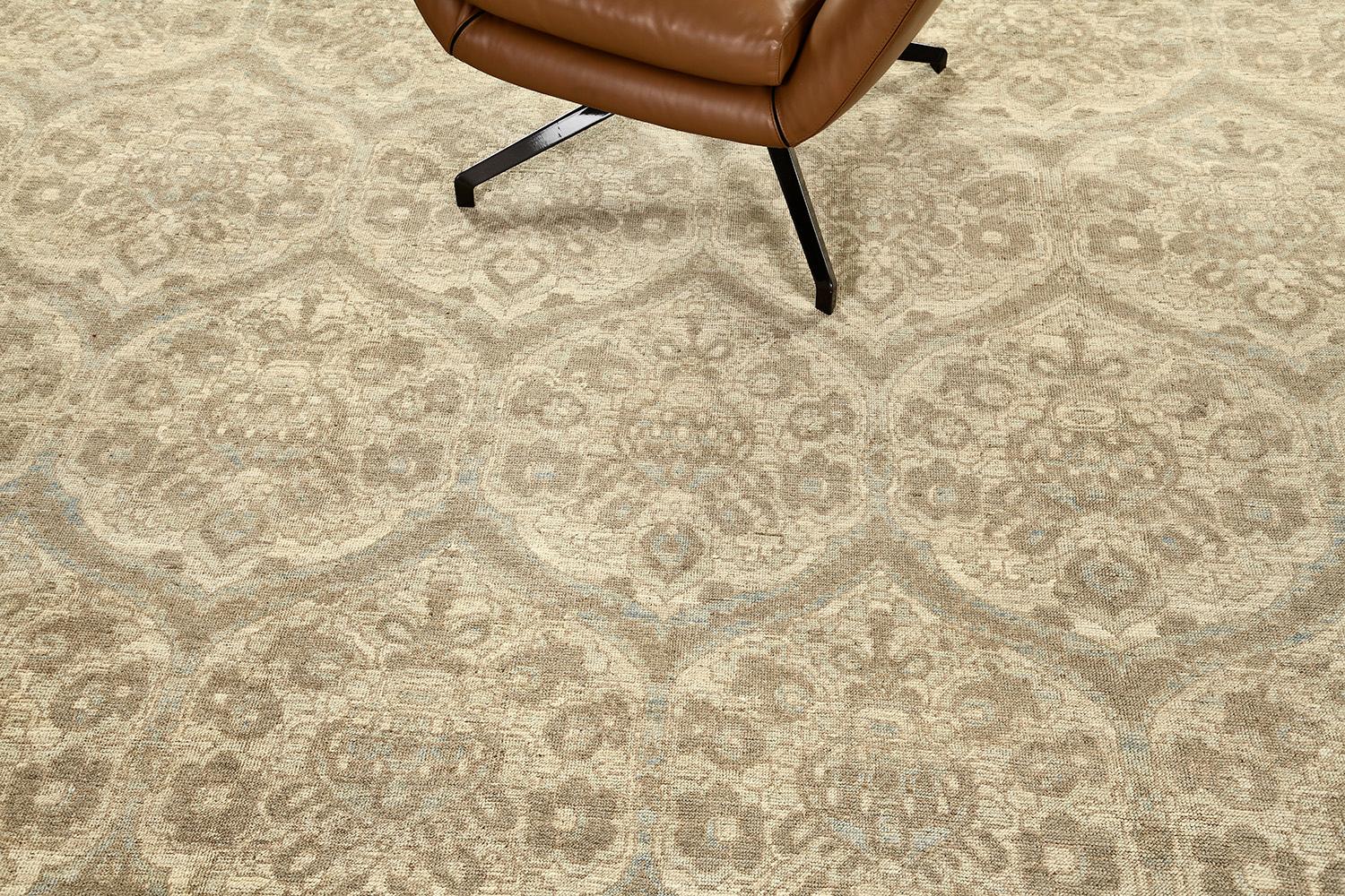 Un tappeto di transizione mozzafiato nel design ricreativo della collezione Safira. Questo meraviglioso tappeto è caratterizzato da tonalità ecru, dorate e accenni di blu che creano un pezzo splendido e attuale che valorizzerà un'ampia varietà di
