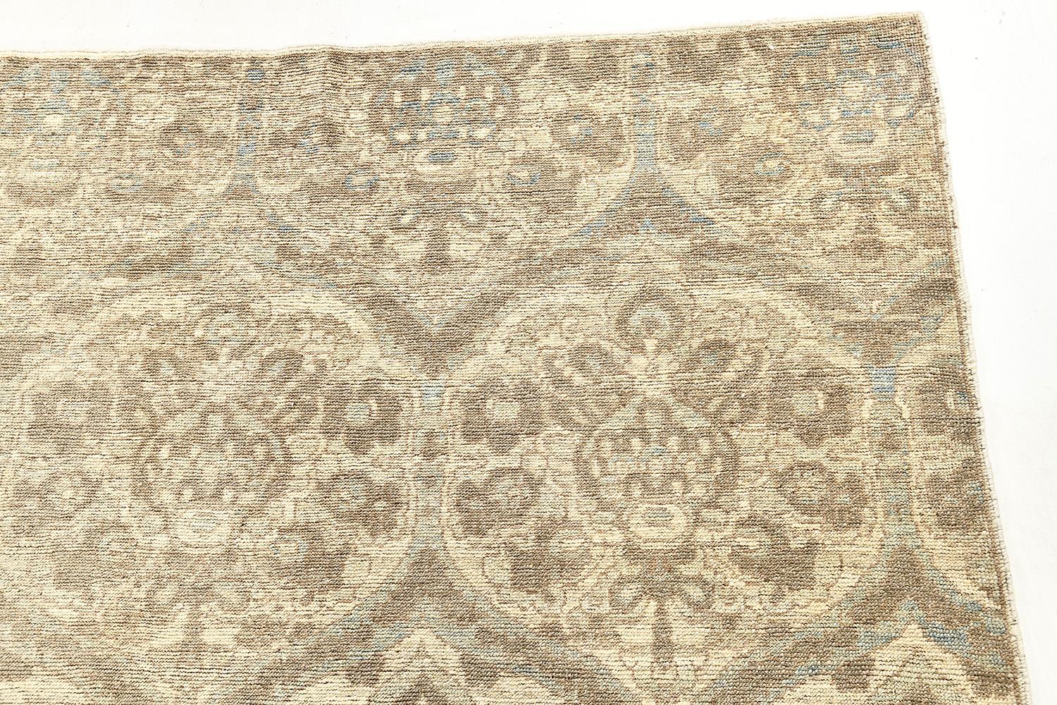 Pakistano Mehraban Rugs in stile vintage della collezione Safira, tappeti dal design transitorio in vendita