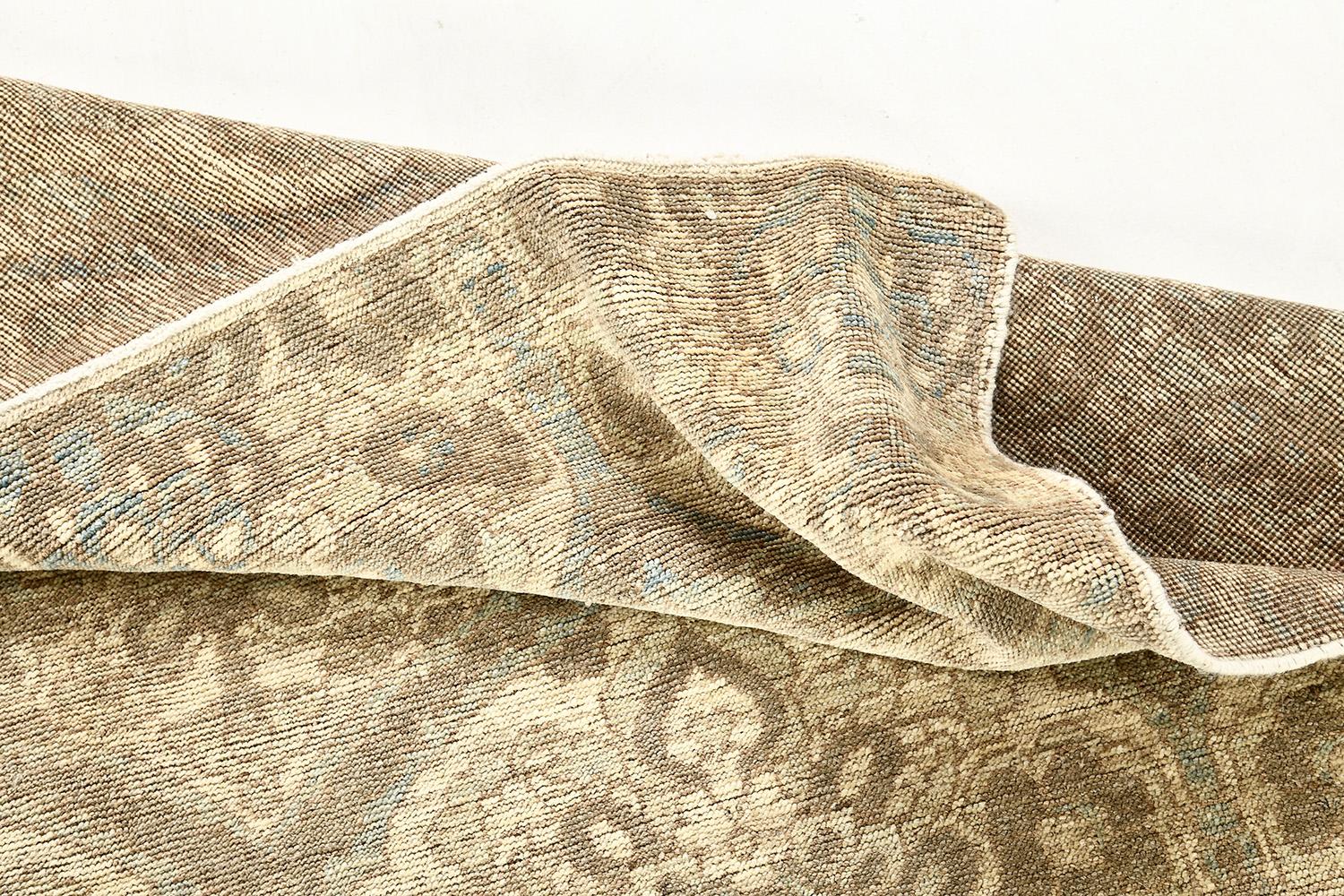 Annodato a mano Mehraban Rugs in stile vintage della collezione Safira, tappeti dal design transitorio in vendita