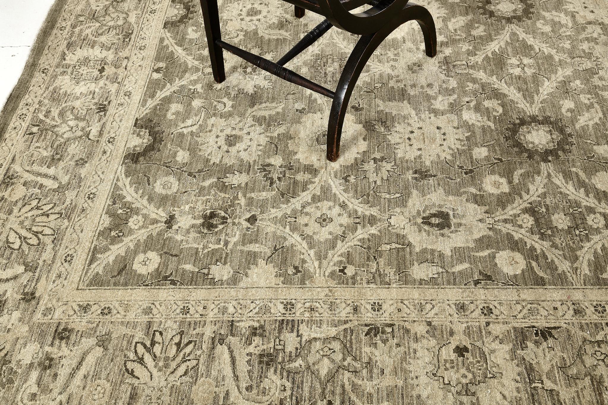 Eine elegante Wiederbelebung der Sultanabad-Design-Teppich in den gedämpften neutralen Tönen, die zusammen kommen und gab das Gefühl der außergewöhnlichen Ruhe. Ein florales Muster aus miteinander verbundenen, gezackten Blättern wird von