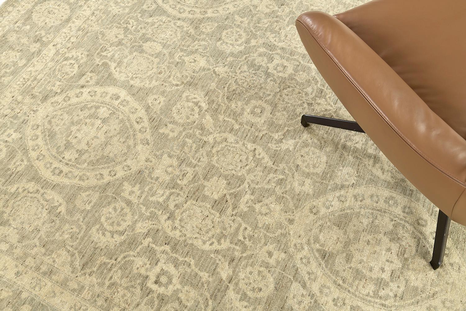 Esta magnífica lana tejida en pelo presenta motivos y elementos simétricos. Un campo de tono neutro se define a través del contraste con un intrincado dibujo. Esta decoración es perfecta para tu interior tradicional y moderno.

Número de alfombra