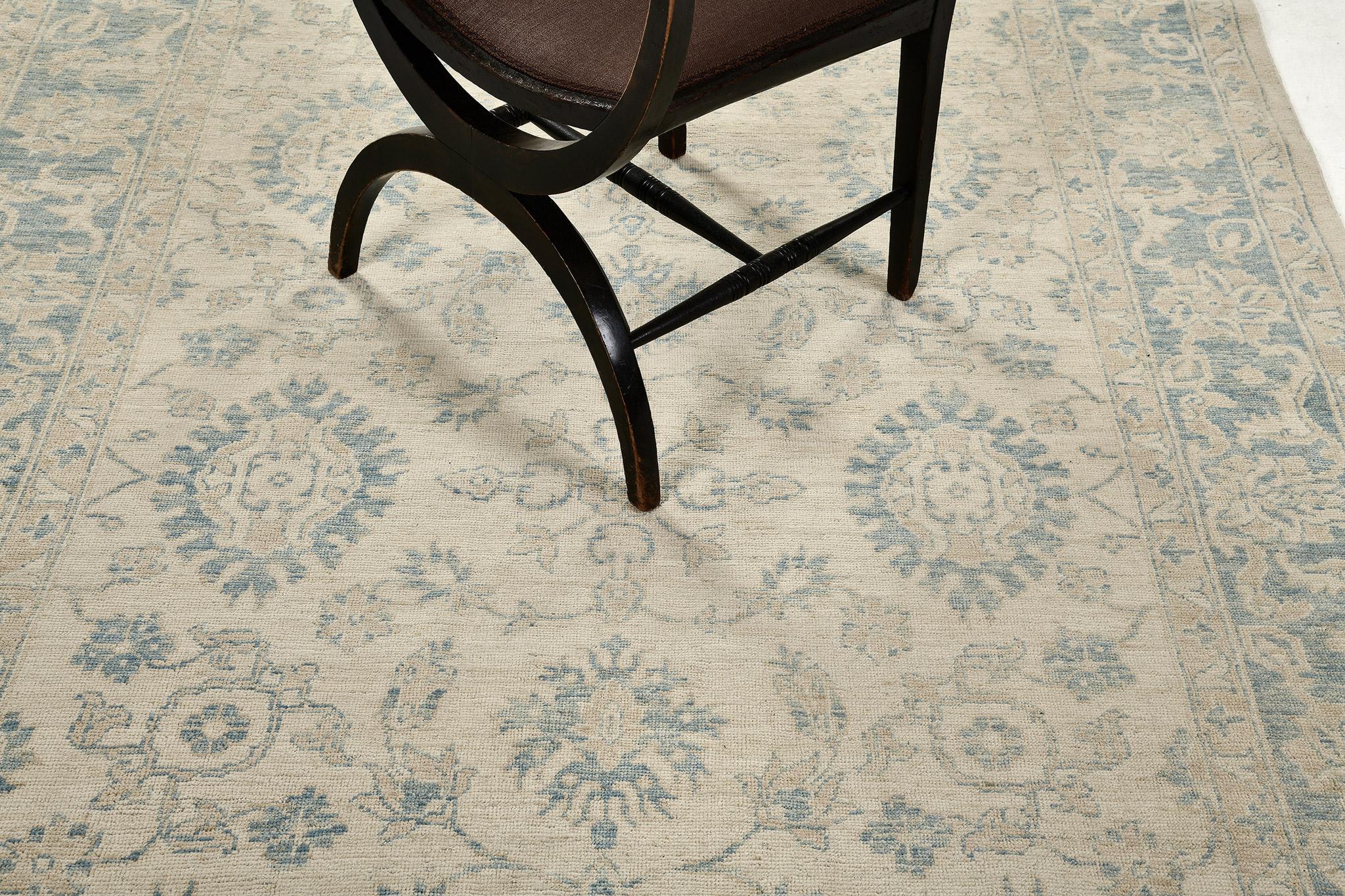 Une élégante renaissance du tapis de design Sultanabad dans les étonnants tons neutres et sourds qui se rejoignent et donnent le sentiment d'une véritable sérénité. Un motif all-over de palmettes en fleurs et de vignes interconnectées, entouré d'une