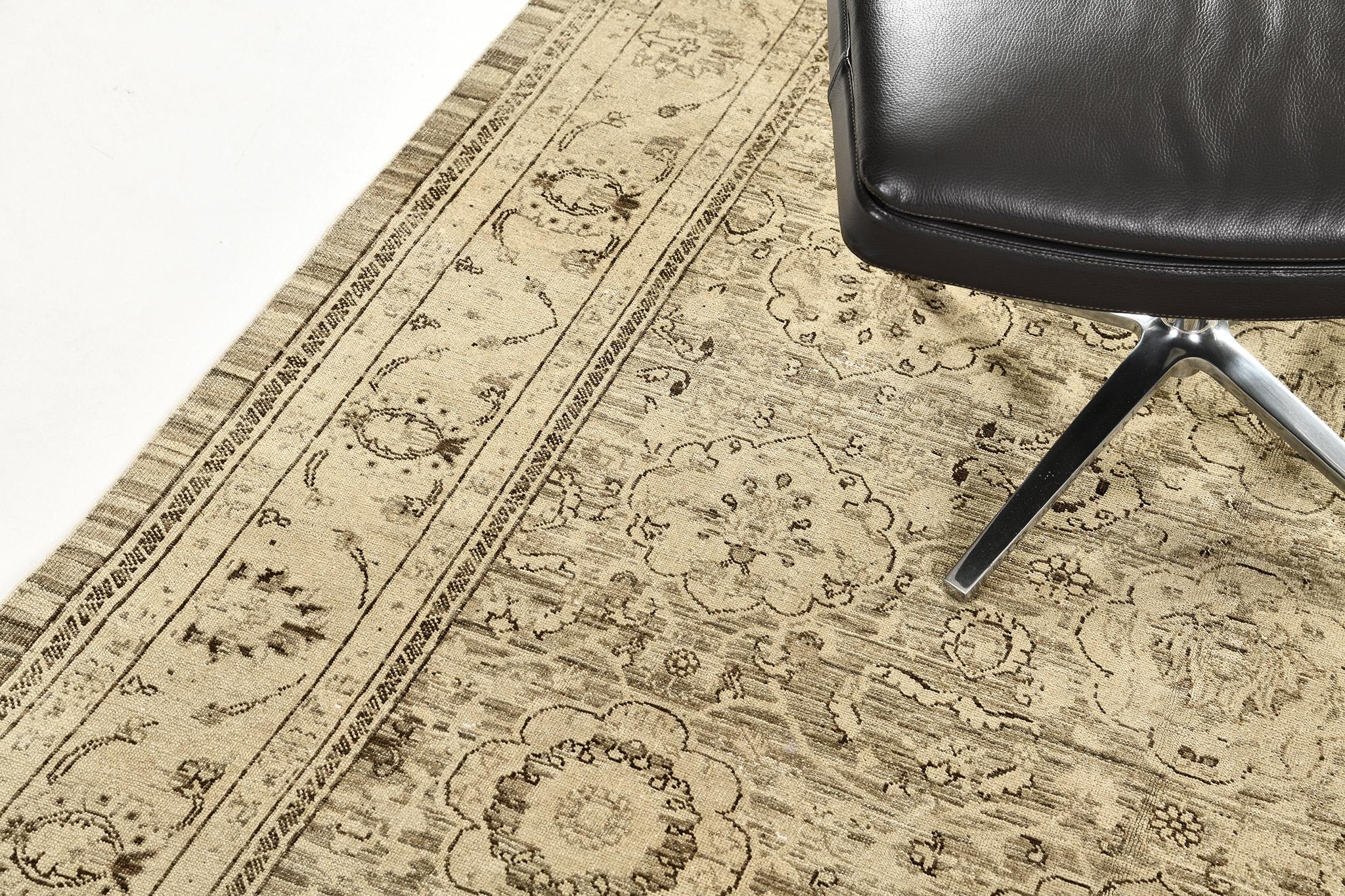 Une élégante reprise d'Eleg a un fond neutre avec des motifs crème et feu qui sont accentués par des contours doux de couleur noyer. Un motif qui présente des motifs finement rendus de vignes branchues, de palmettes et de médaillons. Accueillez vos