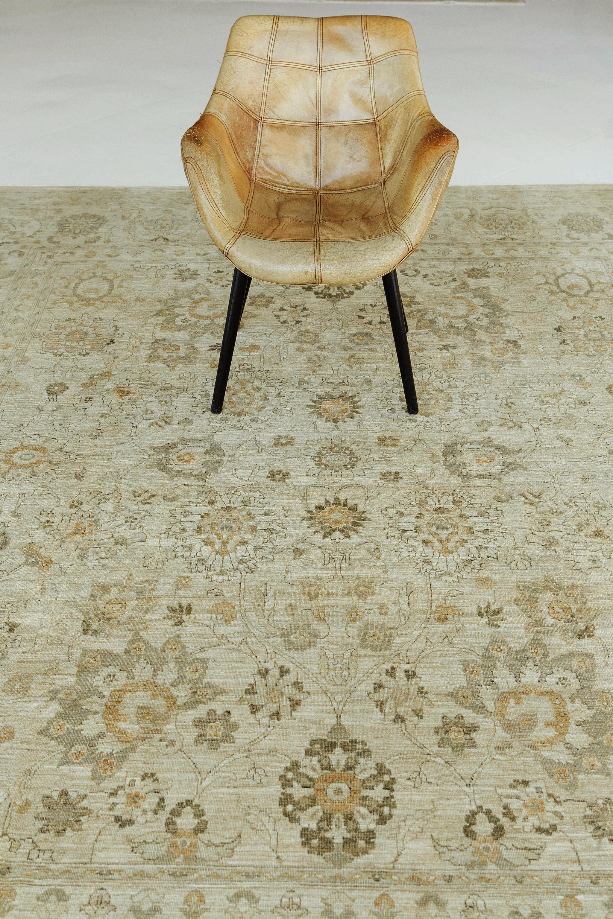 Une belle récréation de style vintage Tabriz Hadji Jalili avec une palette de couleurs neutres. Cette récréation englobe de magnifiques volutes florales et des motifs persans traditionnels dans des tons neutres, ce qui en fait un article de