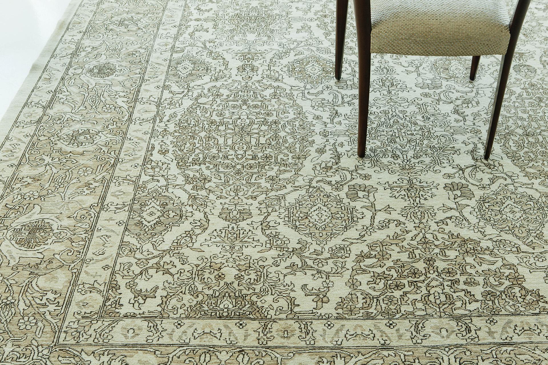 Questo tappeto Tabriz revival aggiunge alla sua grandezza il design simmetrico dell'intreccio del vello, che lo rende unico nel suo genere. Il kaki, il morbido argento e il caldo castagno evidenziano il bordo e i motivi del tappeto. Questo arreda la
