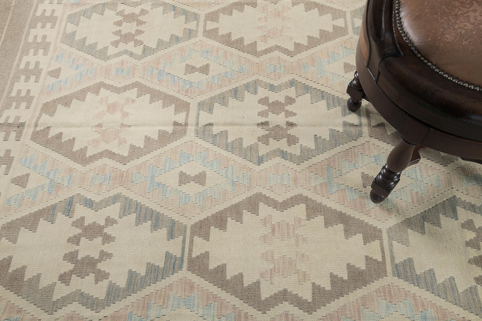 Un gracieux tissage plat tribal de style vintage bordé de motifs géométriques tribaux. Sa technique et sa créativité laissent un fort impact sur les yeux de vos invités. L'alternance de motifs diamantés aux tons terreux et froids crée un design