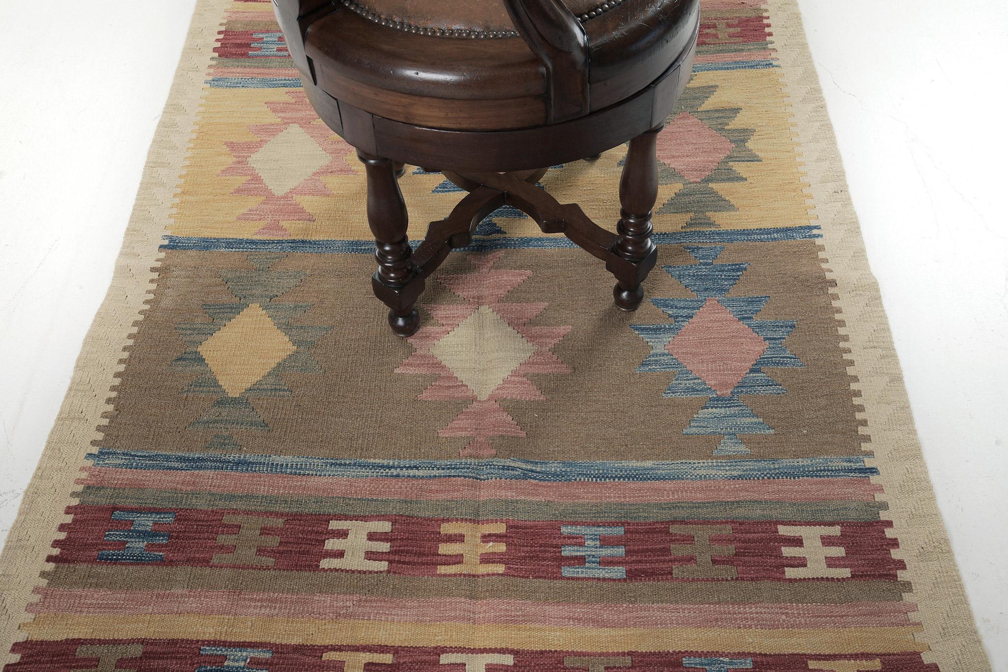 Dieser Flachgewebe-Kilim im Vintage-Stil hat seine eigene Identität und Einzigartigkeit mit fein gezeichneten Motiven von Sternen und Händen. Für diesen bezaubernden Kelim werden die natürlichen Farben Blau, Gelb, Pfirsich, Rot, Weiß und Moosgrün
