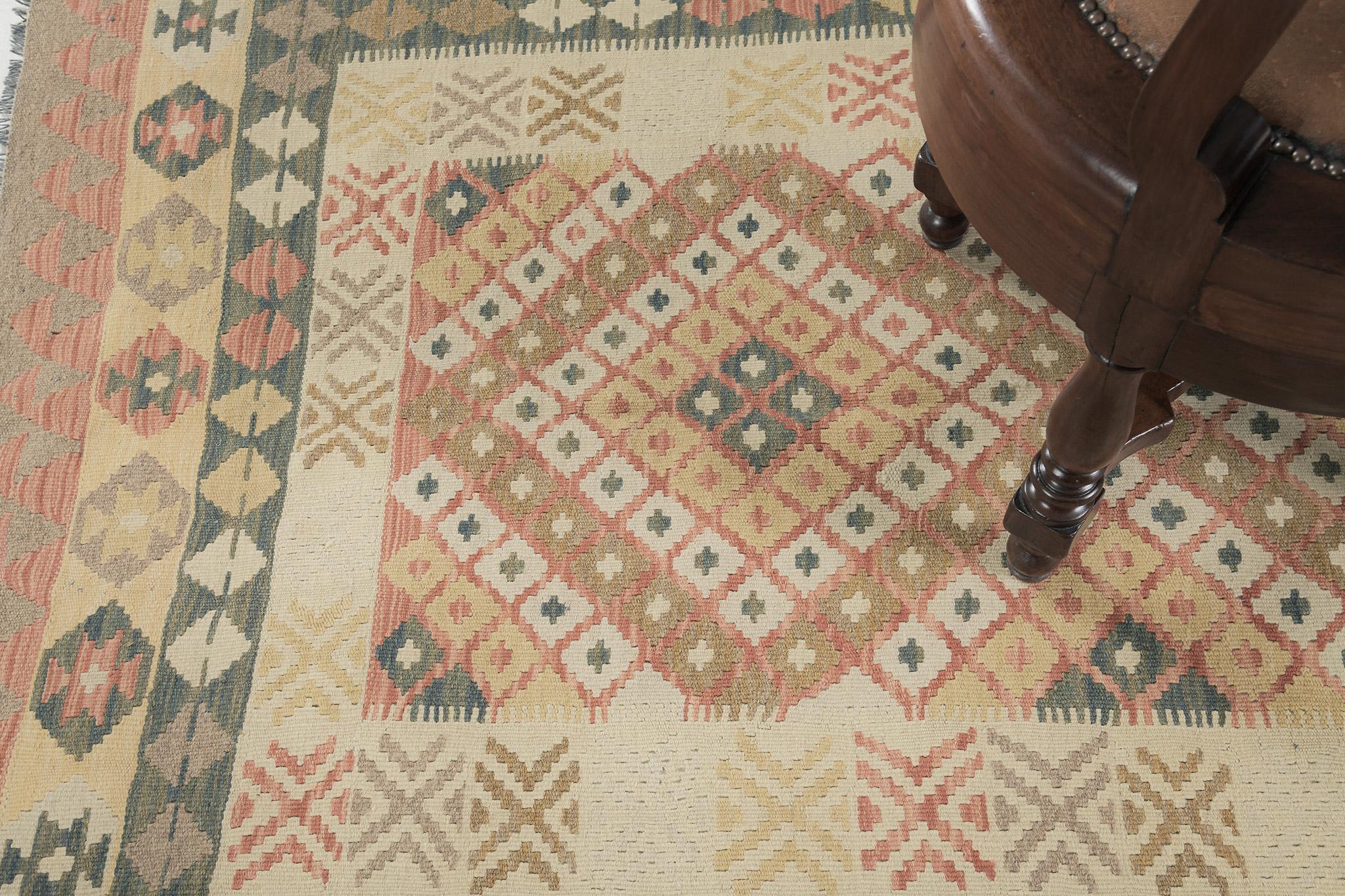 Eine Reihe von Rautenmotiven, Kreuzen, Sternen und Wellen zieren diesen flachgewebten Kelim im Vintage-Stil. Es ist ein mehrfarbiges Meisterwerk, das zur Atmosphäre traditioneller und festlicher Innenräume passt. Sie eignet sich am besten für eine