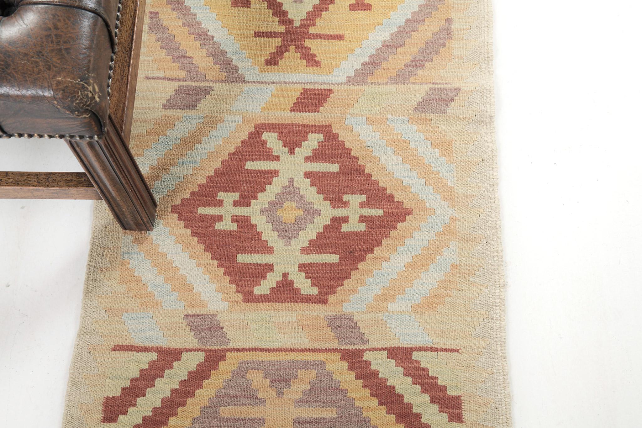 Ein fröhliches Tribal-Flachgewebe mit einem cremefarbenen Feld, umgeben von roten und leuchtend gelben Tribal-Motiven. Dieser bemerkenswerte Tribal-Teppich aus unserer Collection'S ist ein Muss auf Ihrer Liste. Das perfekte Mittelstück, das von