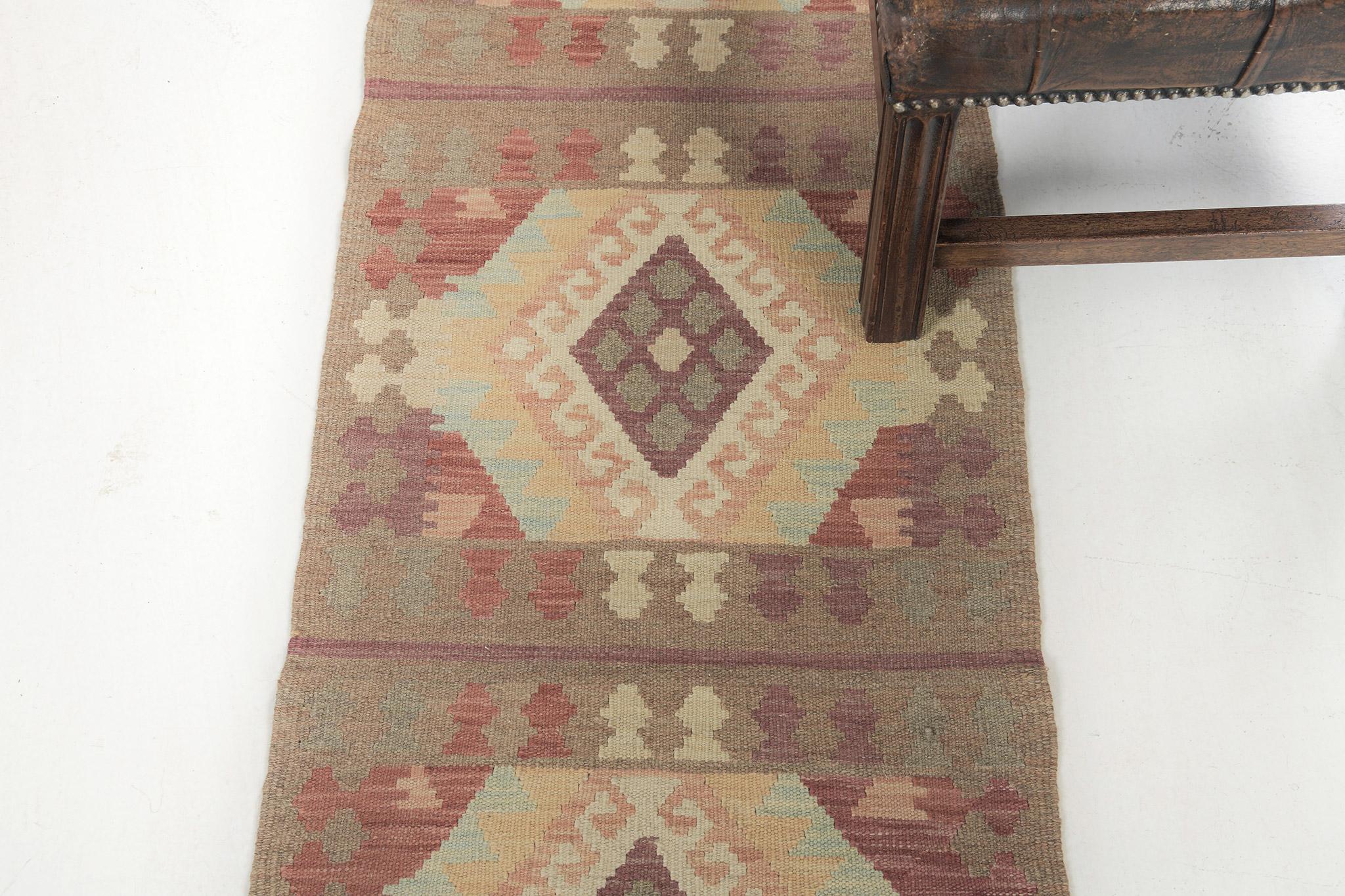 Ein atemberaubender Flachgewebe-Kilim im Vintage-Stil mit Stammesmotiven in einer warmen Farbtonpalette. Die mehrfarbigen Muster schaffen ein festliches und charmantes Design für eine Vielzahl von Innenräumen. Diese Art von Teppichen macht Ihr